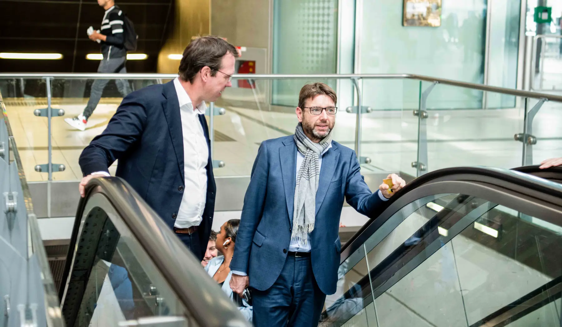 Demissionair staatssecretaris Steven van Weyenberg komt aan op Utrecht Centraal