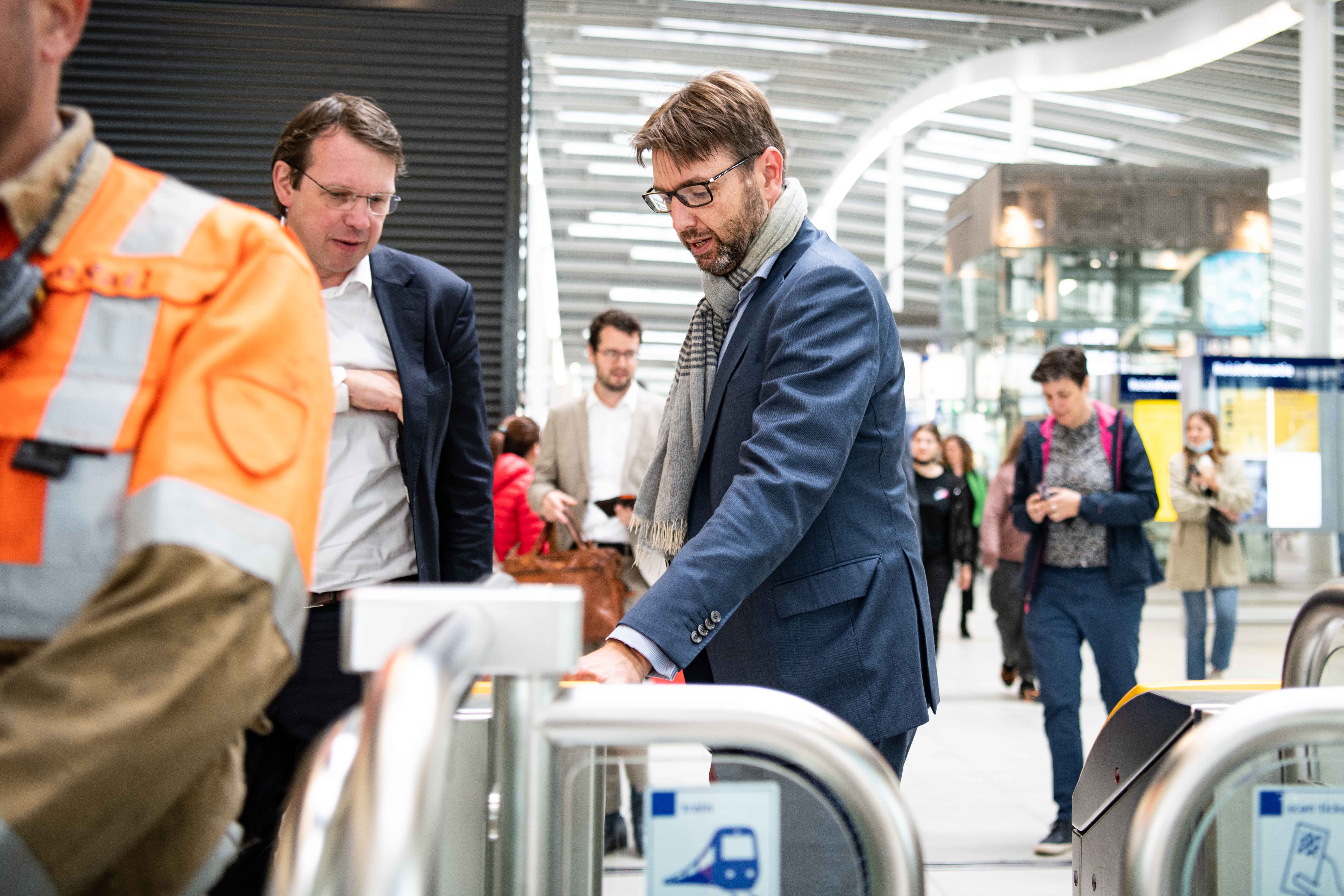 John Voppen en  Steven van Weyenberg checken uit op Utrecht Centraal