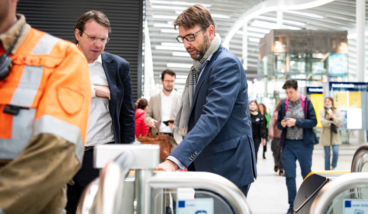 John Voppen en  Steven van Weyenberg checken uit op Utrecht Centraal