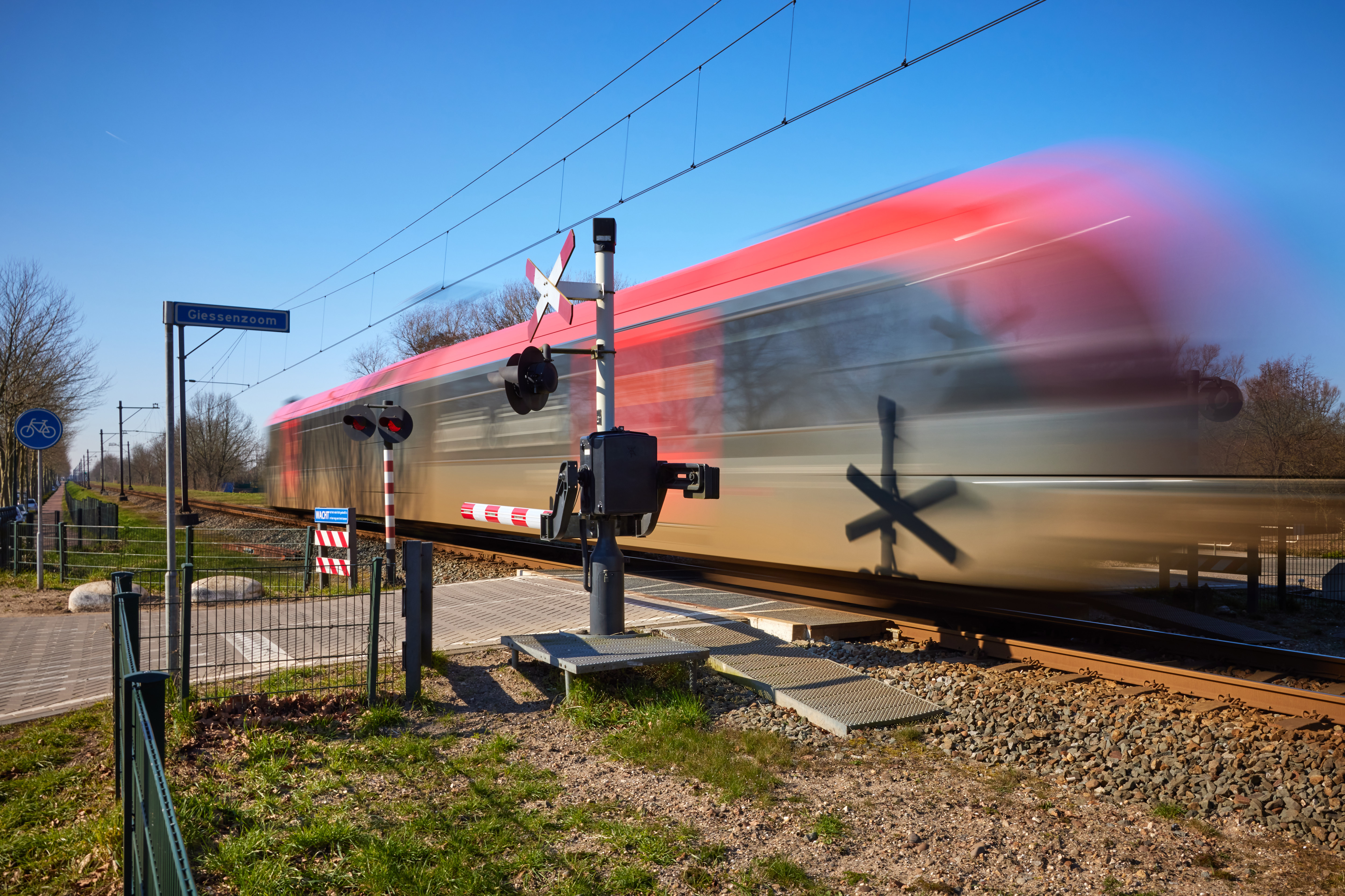 Verkeer op de Parallelweg dat rechtdoor gaat, hoeft niet te wachten op de trein