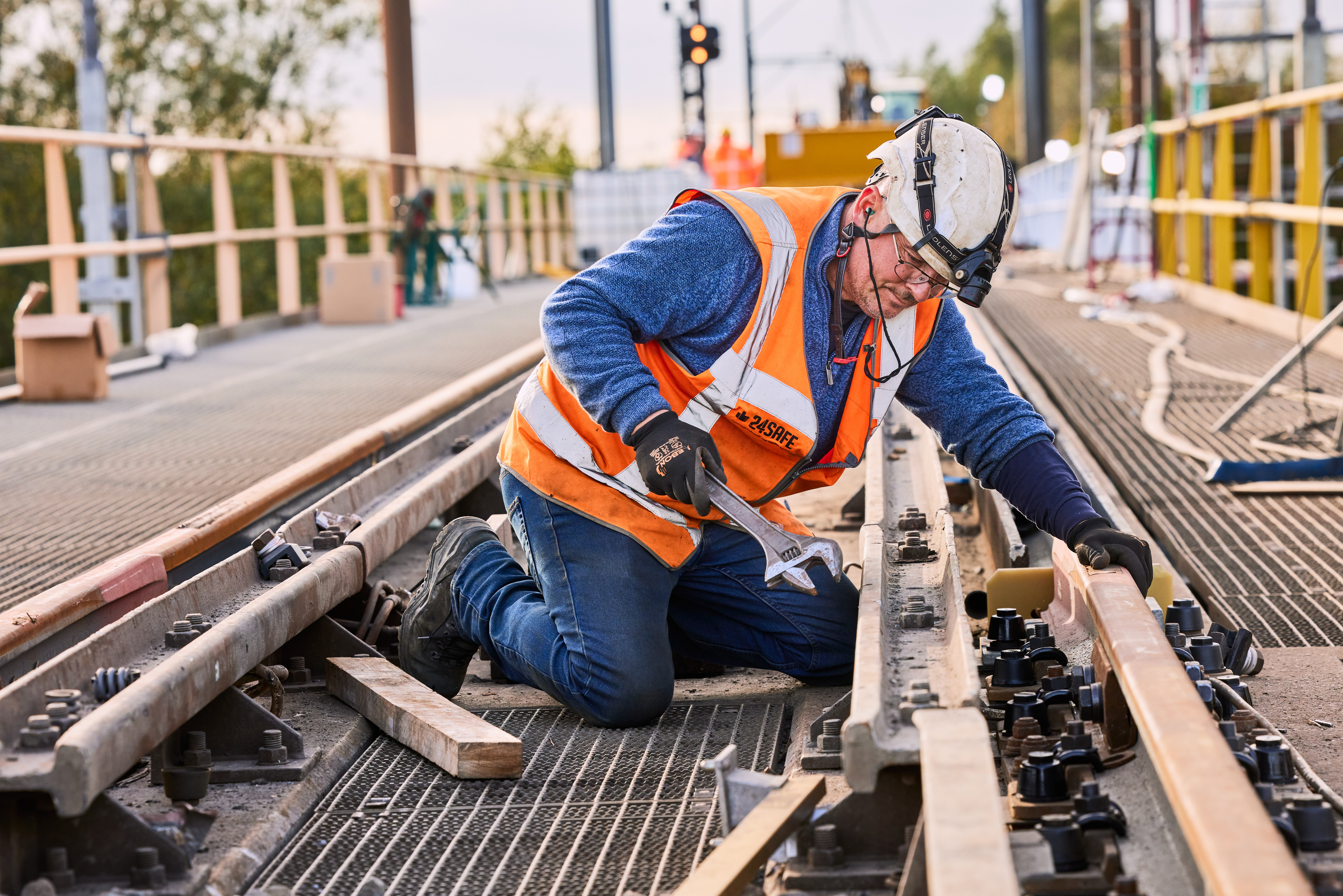 Bovenop de brug verwijderen we de oude spoorstaven en brengen we nieuwe aan. Het spoor wordt daarna ingegoten in een soort lijm waardoor alles goed op zijn plek blijft liggen