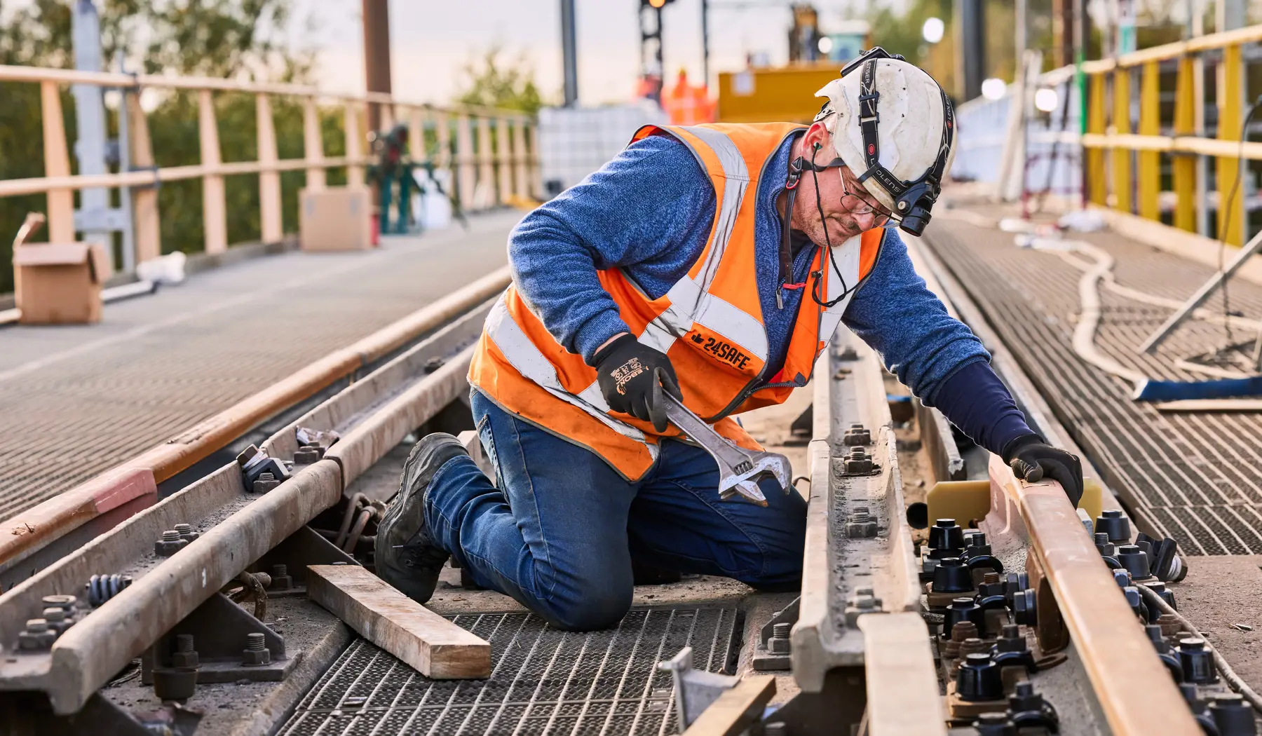 Bovenop de brug verwijderen we de oude spoorstaven en brengen we nieuwe aan. Het spoor wordt daarna ingegoten in een soort lijm waardoor alles goed op zijn plek blijft liggen