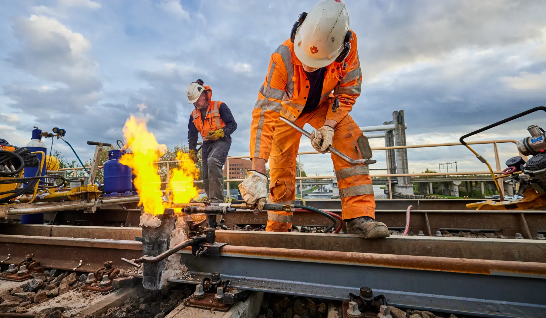 De nieuwe spoorstaven lassen we onder hoge temperaturen aan elkaar vast. We  verwarmen de spoorstaven om ze met termietlassen aan elkaar te kunnen monteren