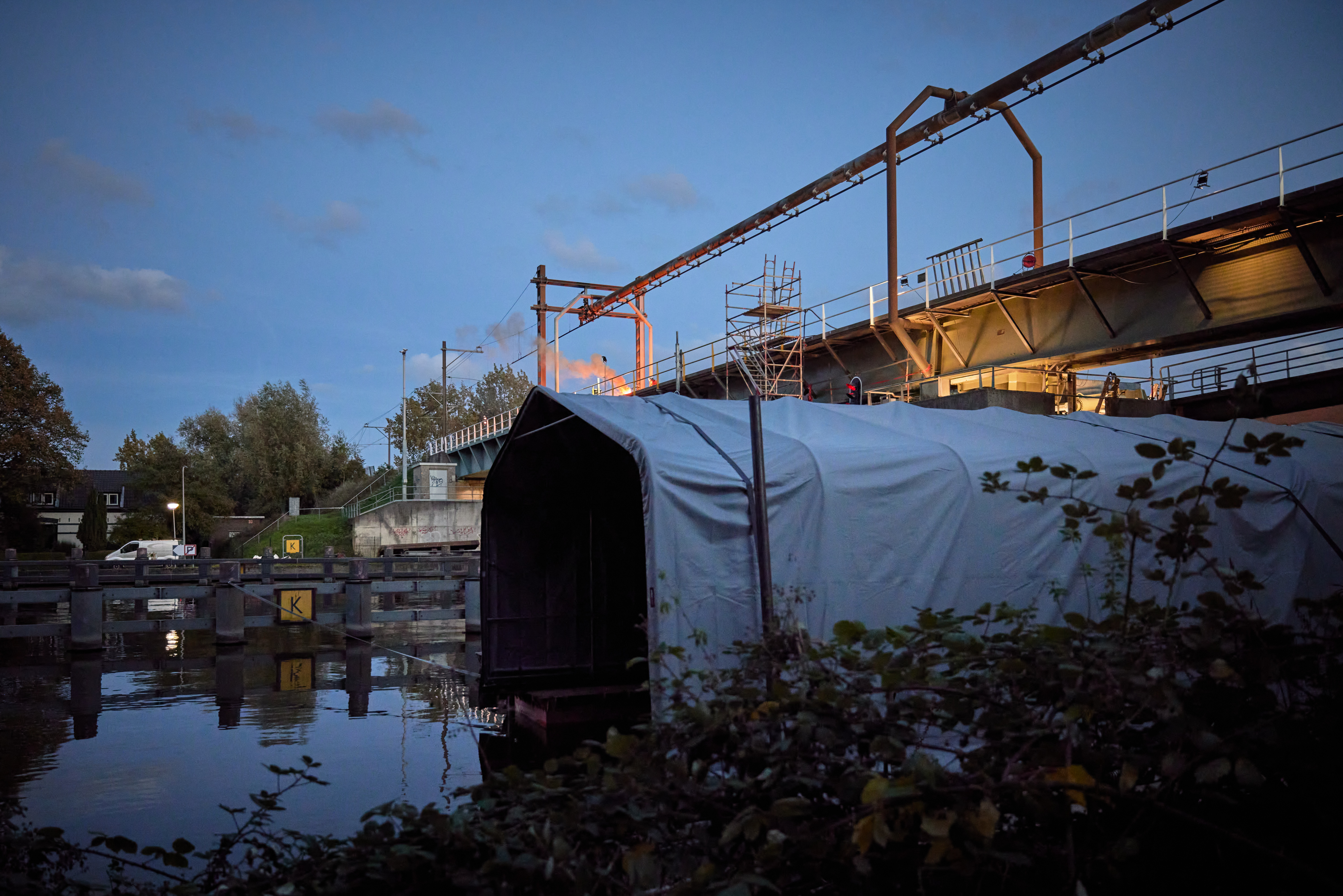 De schotten van de brug zijn door de aanvaring beschadigd; deze hebben we hersteld en opnieuw gelast