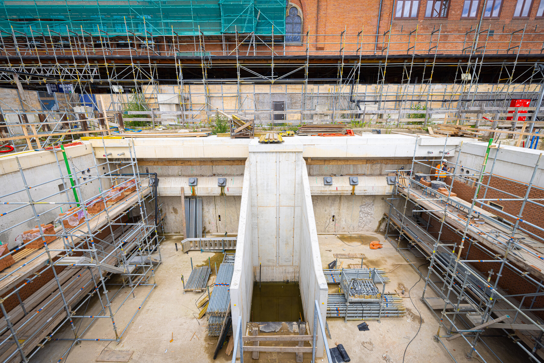 Hier moeten we de roltrappen straks uitkomen