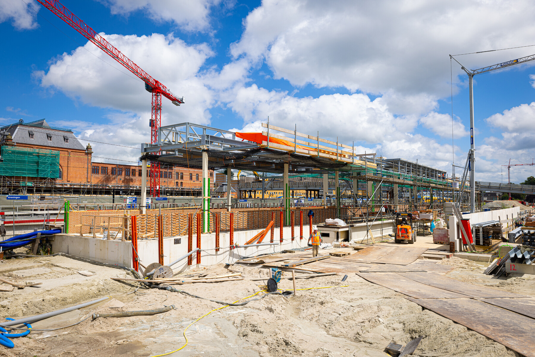 Ook de perronkappen krijgen steeds meer vorm