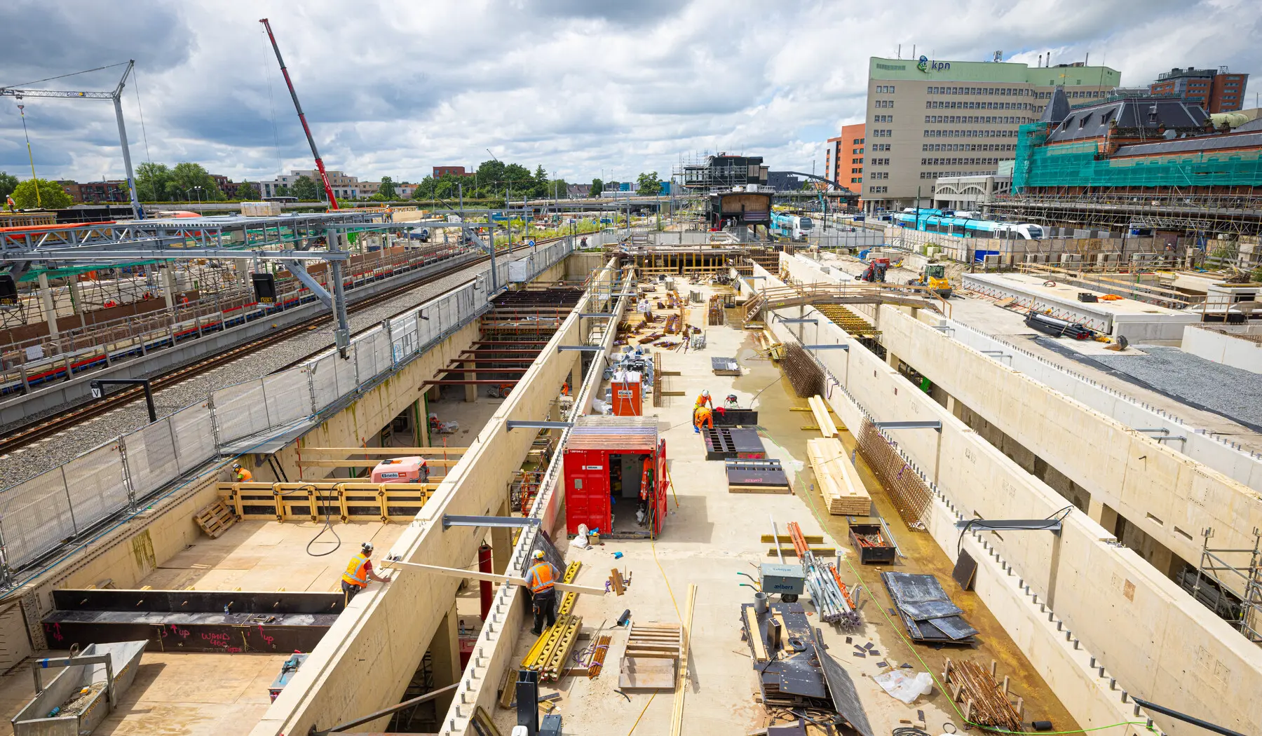 Begin mei werden de laatste spoordekken gestort, een belangrijke mijlpaal