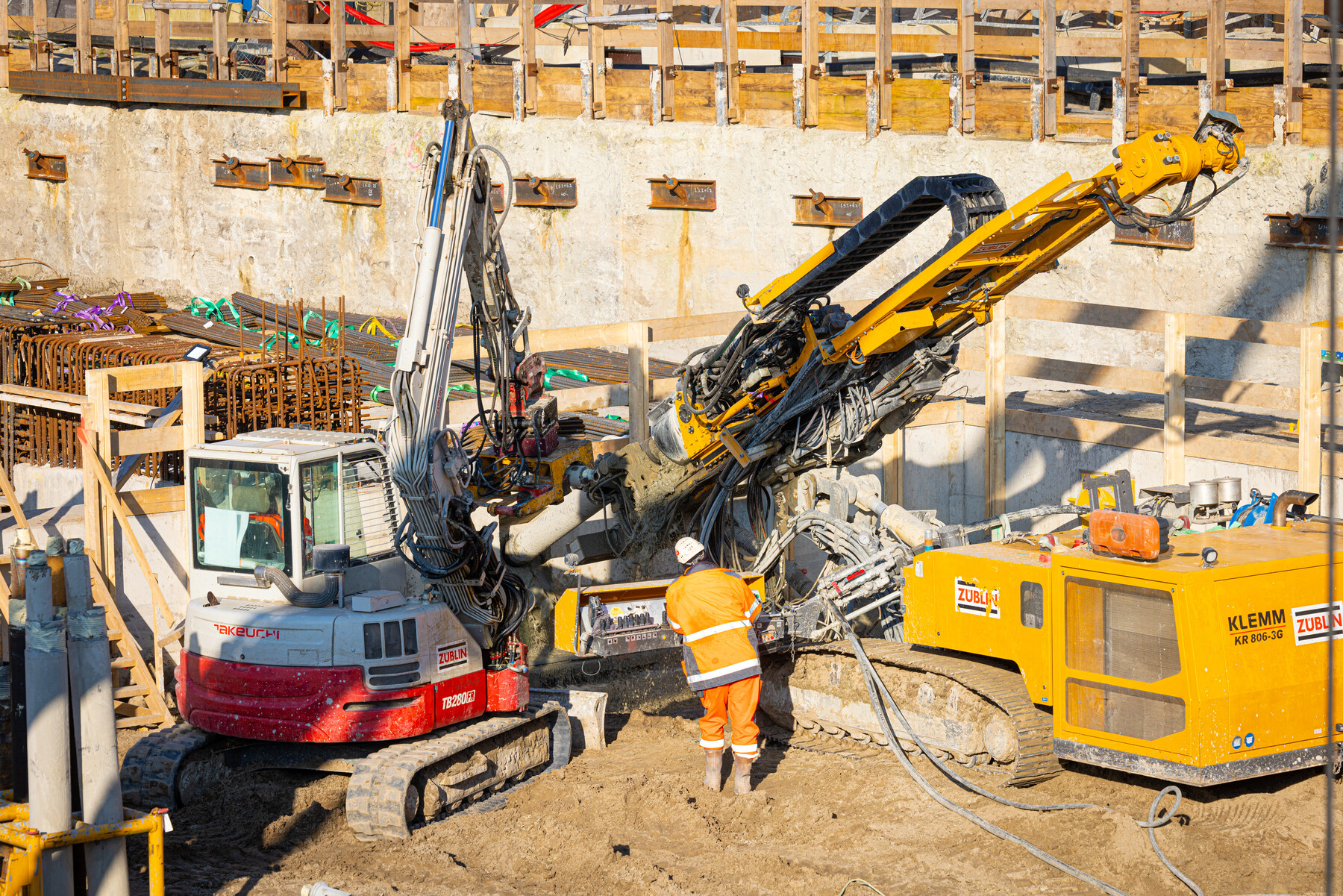 De gele machine maakt de tunnel waarin de groutankers komen