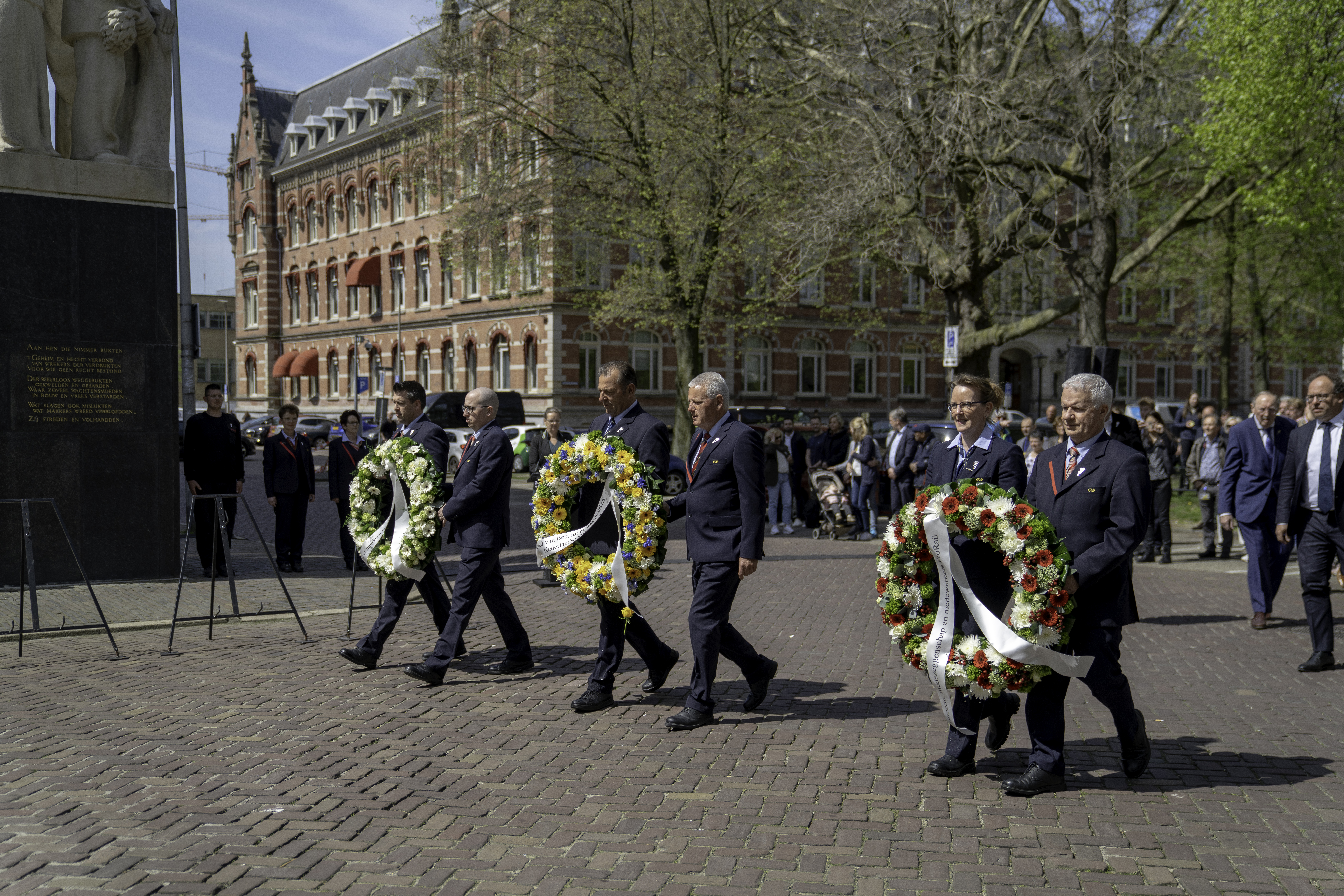 De kransen worden richting het monument bij de Inktpot gedragen