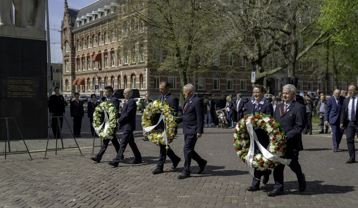 Prorail Inktpot Jaarlijkse kranslegging en twee minuten stilte voor ProRail-monument ...