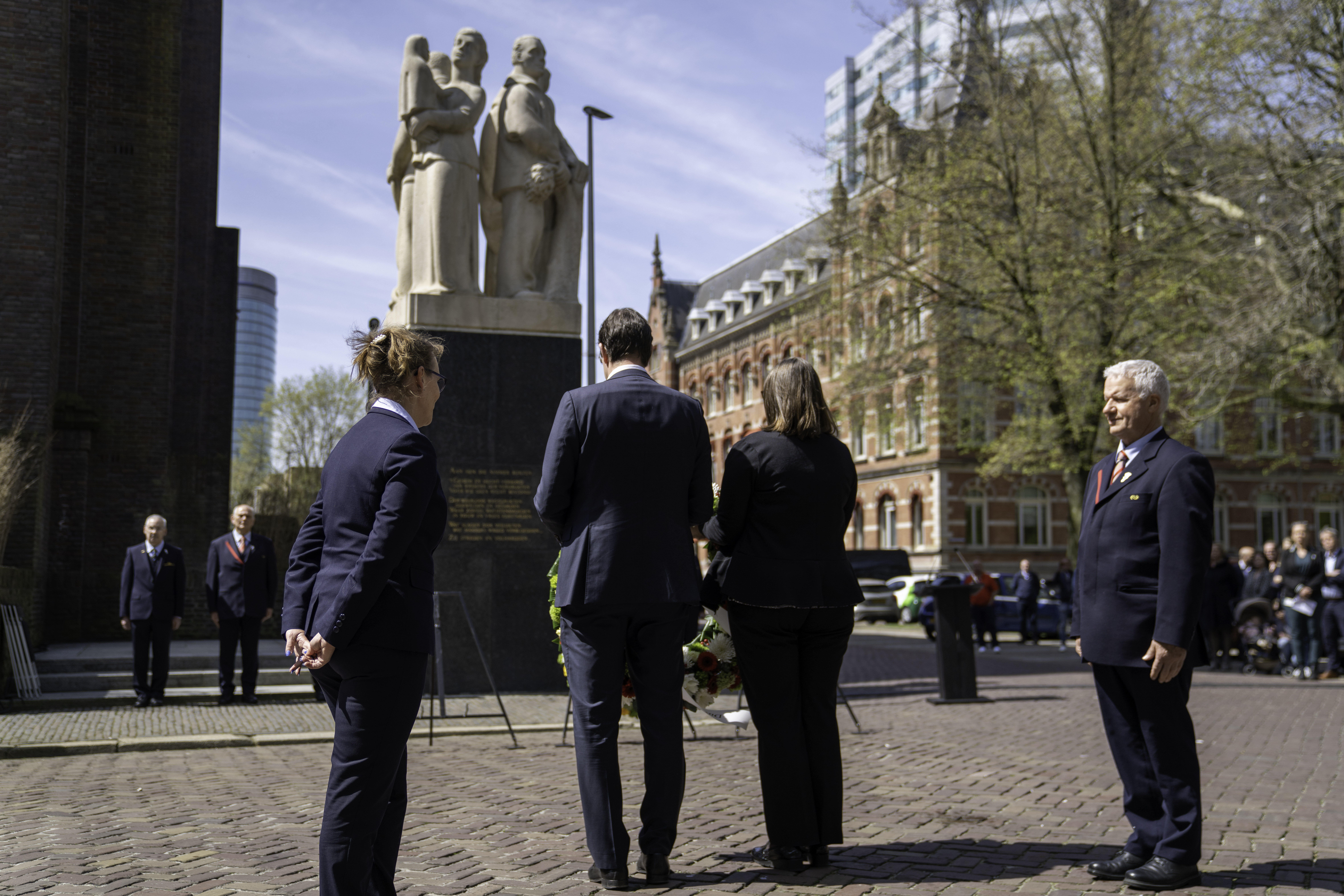 John Voppen en Vanessa Buitendijk leggen namens ProRail een krans