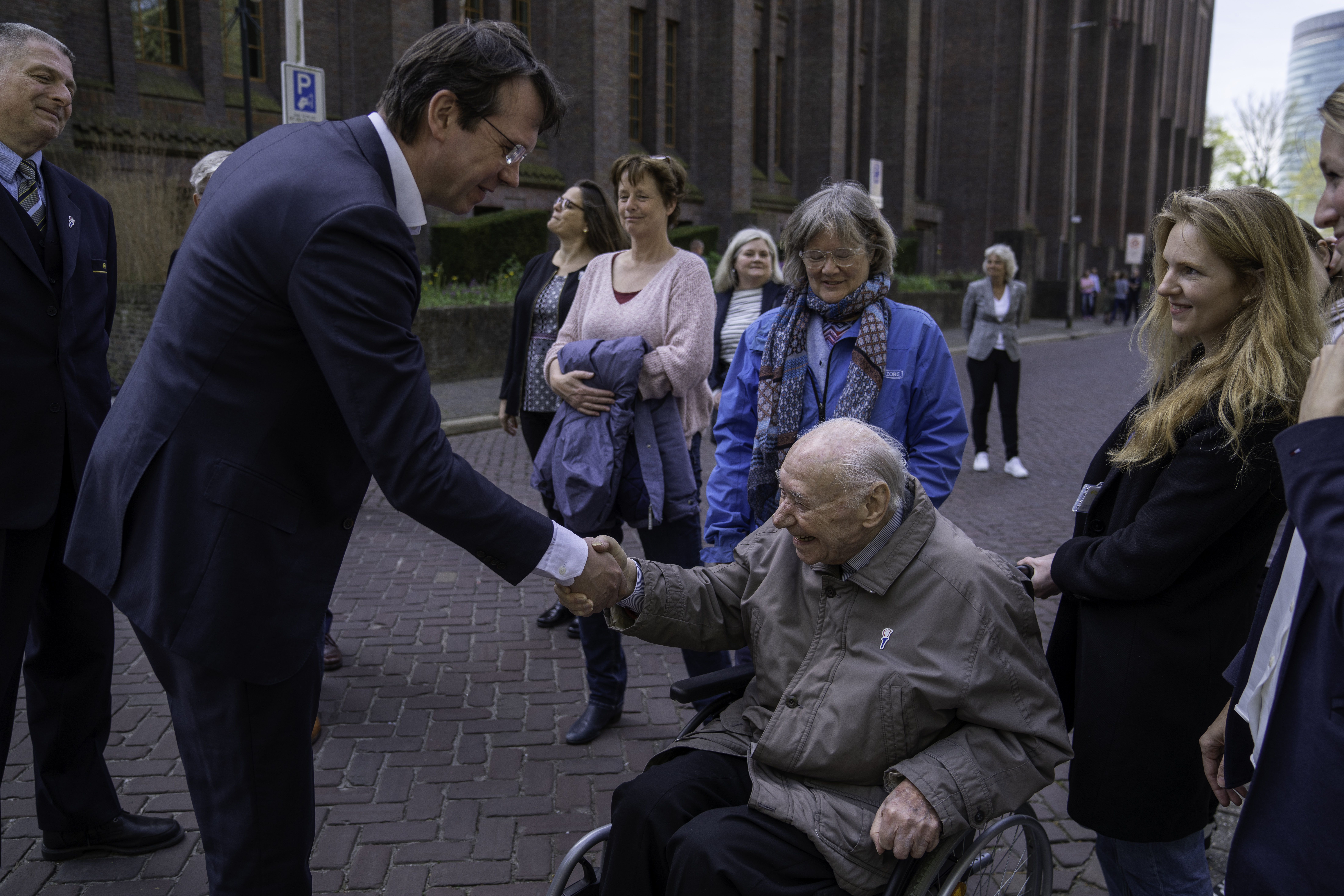 John Voppen schudt de hand van Arnold van Herk, die vertelde over zijn ervaringen tijdens de oorlog.