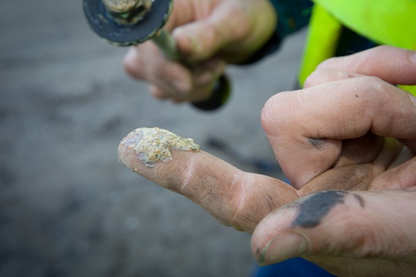 Sandite is een mix van zand, metaaldeeltjes en aardappelzetmeel 