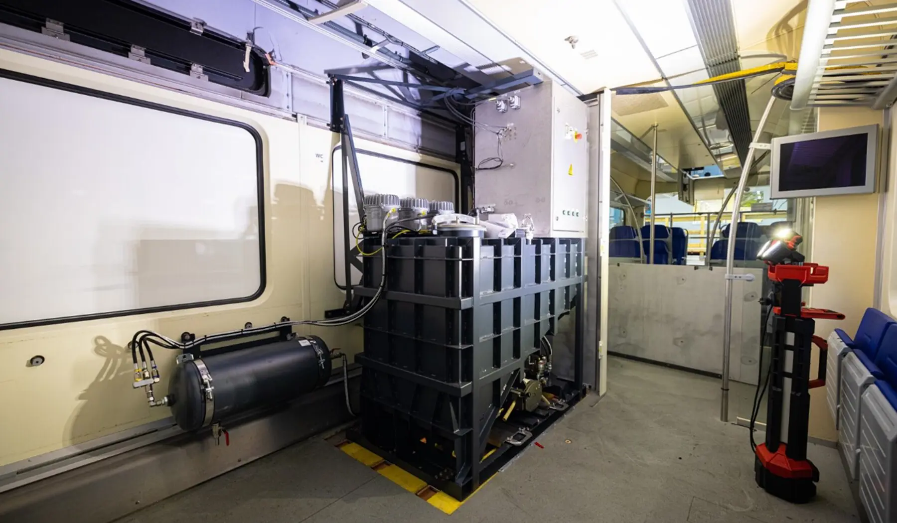 In een werkplaats van NS wordt een Sandite-installatie geïnstalleerd in een SLT-Sprinter