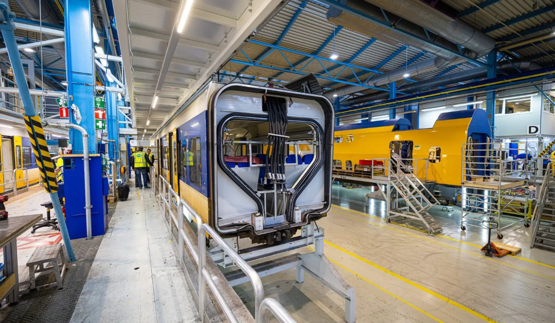 In een werkplaats van NS wordt een Sandite-installatie geïnstalleerd in een SLT-Sprinter