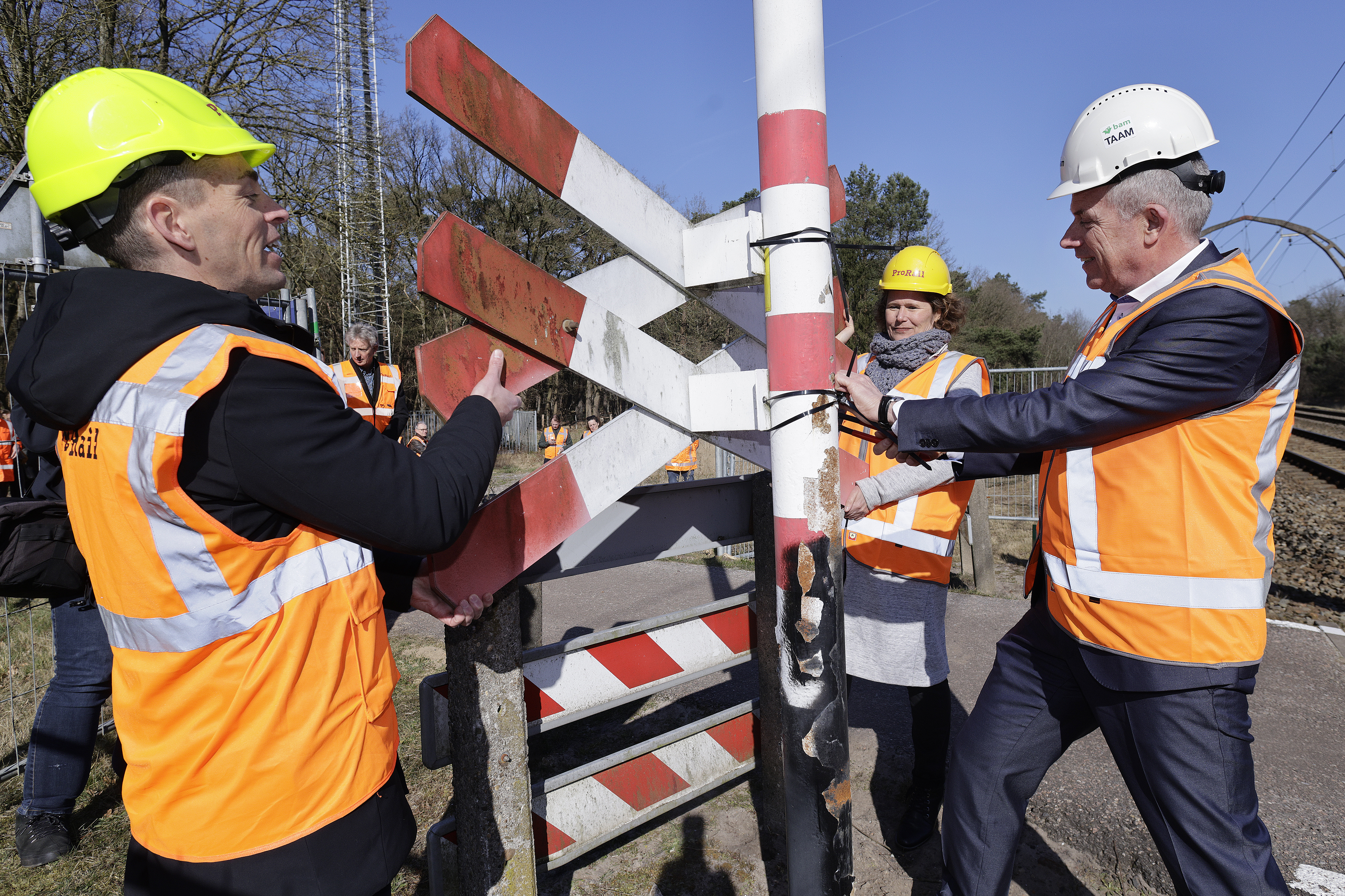 De directeuren en de wethouder helpen mee met de ontmanteling