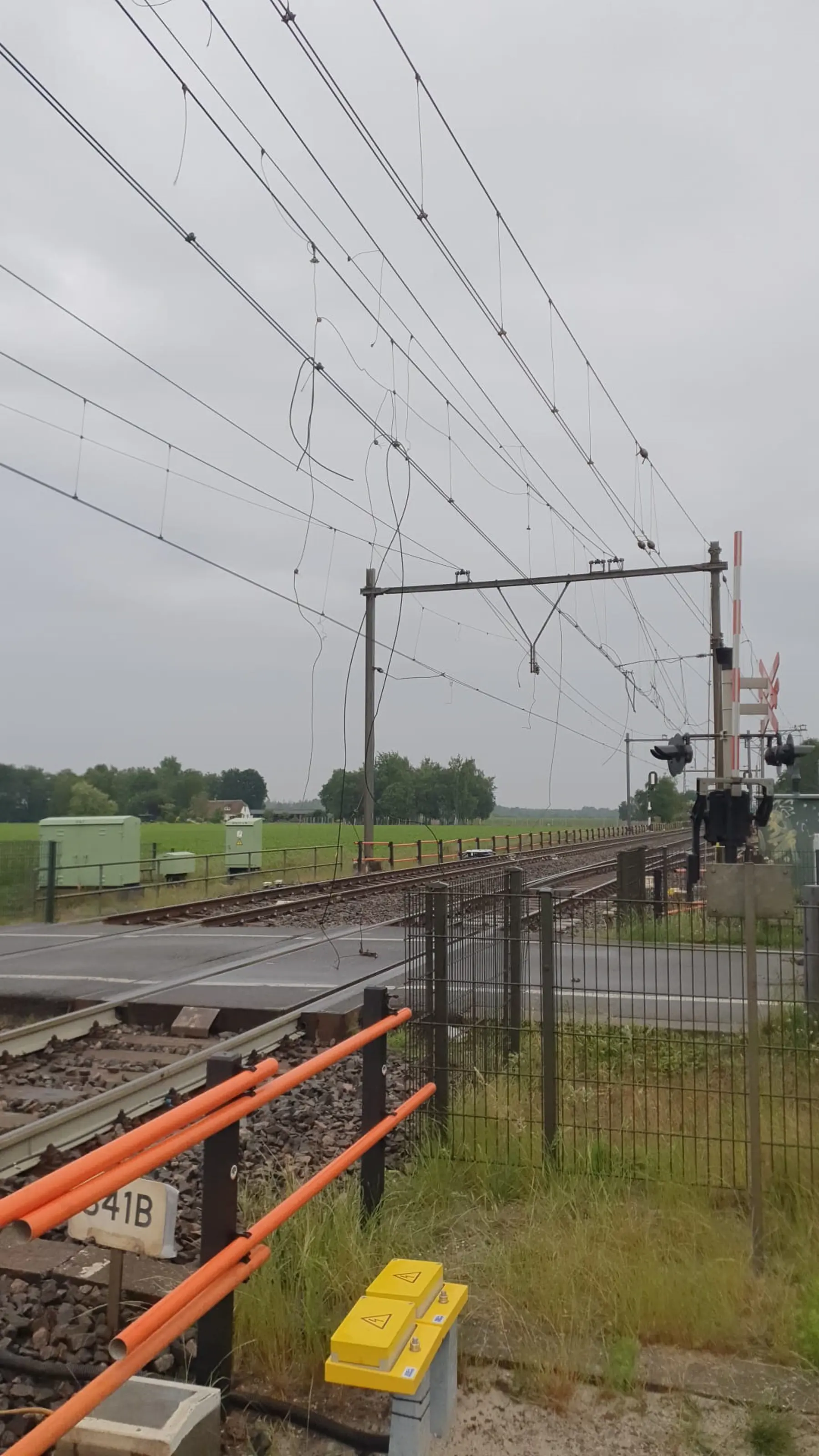 De bovenleiding is over twee sporen naar beneden getrokken. Foto: Incidentenbestrijder Jeroen, ProRail