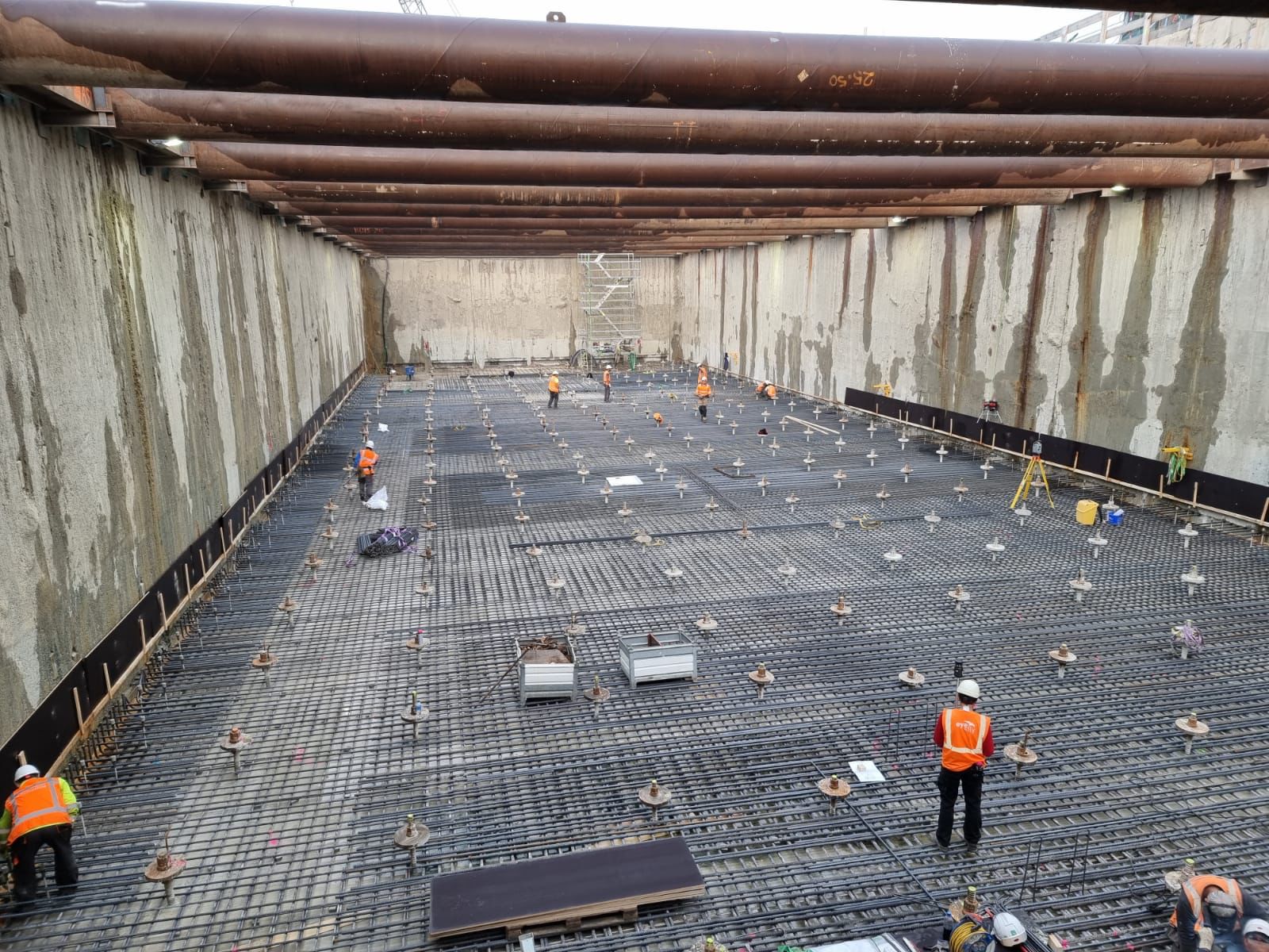 Inmiddels wordt er hard gewerkt aan het betonwerk in de bouwkuip. 