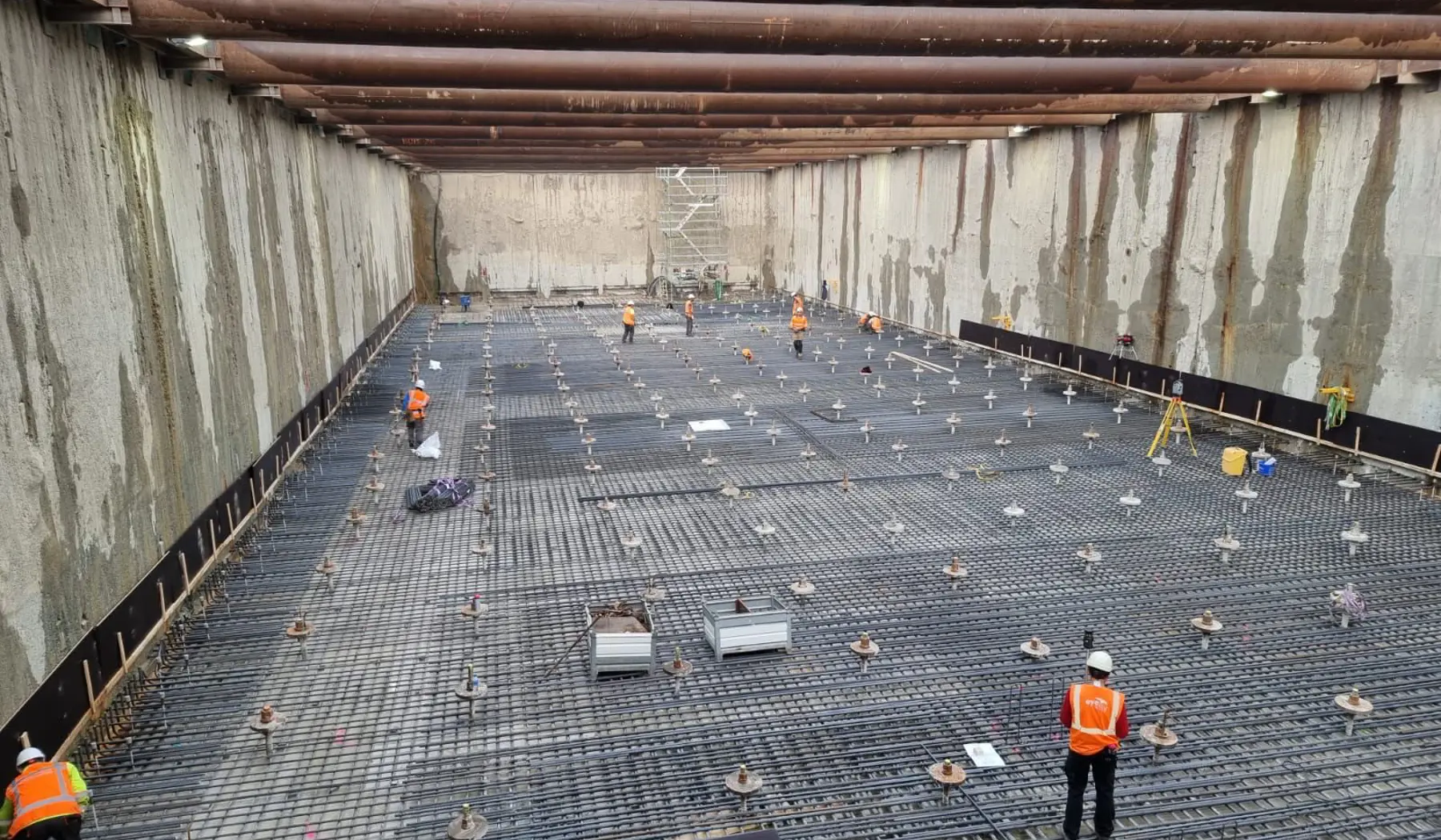 Inmiddels wordt er hard gewerkt aan het betonwerk in de bouwkuip.