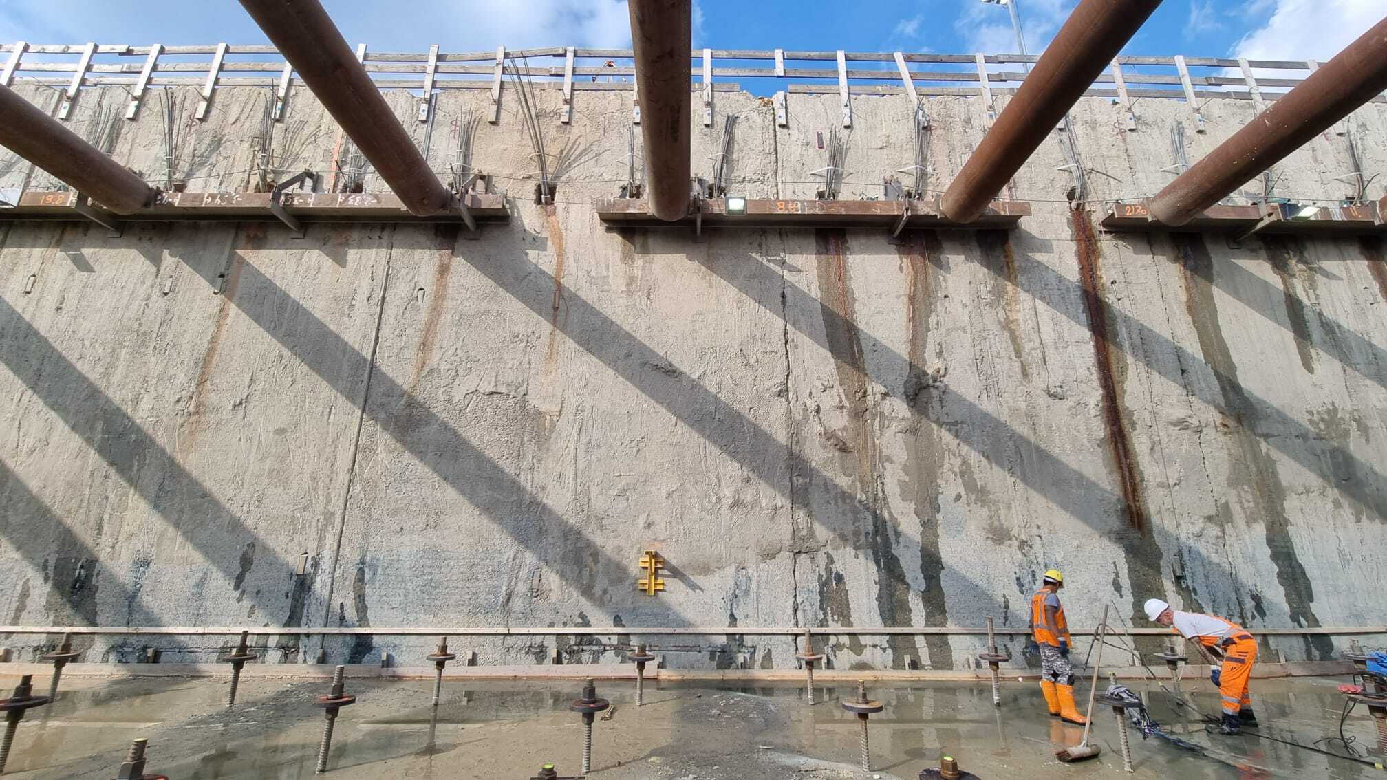 Nog niet helemaal droge voeten, maar er kan gestart worden met werk in de bouwkuip. 