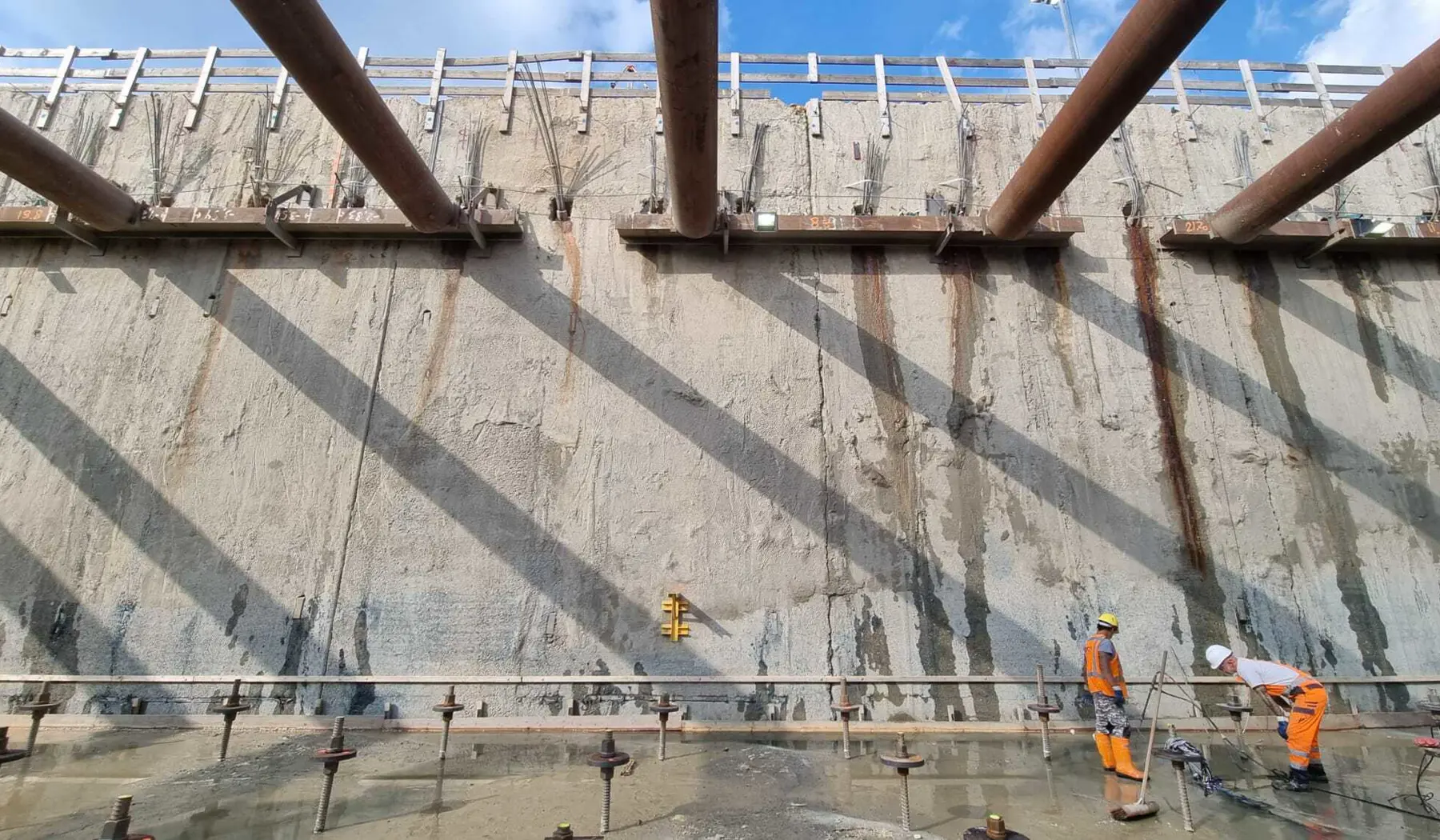 Nog niet helemaal droge voeten, maar er kan gestart worden met werk in de bouwkuip.