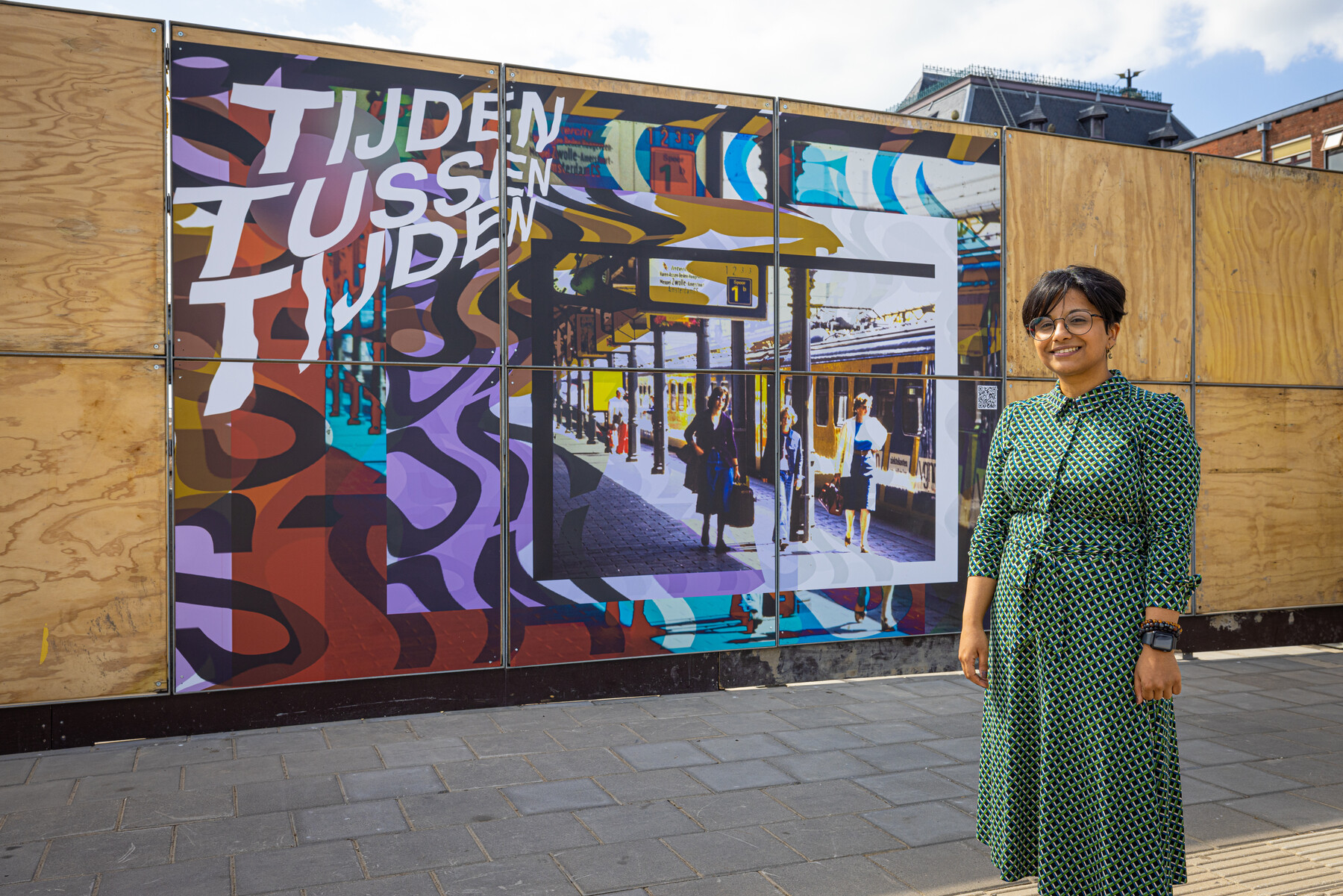 Amerah Alabdulrahman bij haar kunstwerk