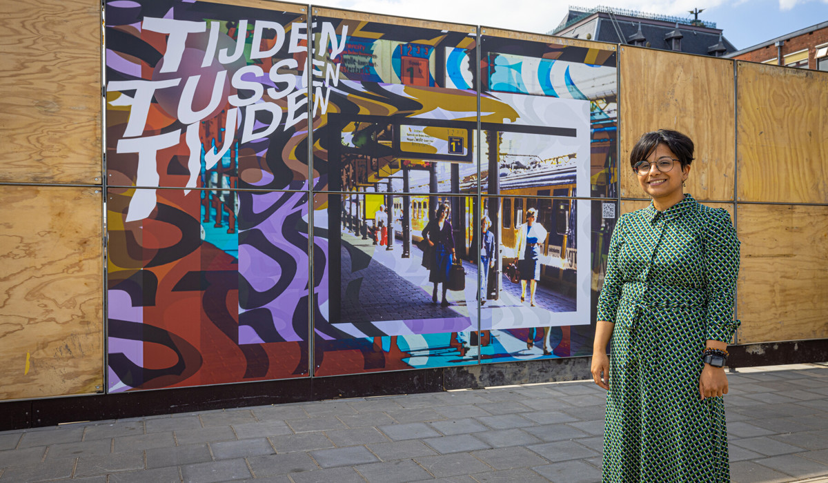 Amerah Alabdulrahman bij haar kunstwerk