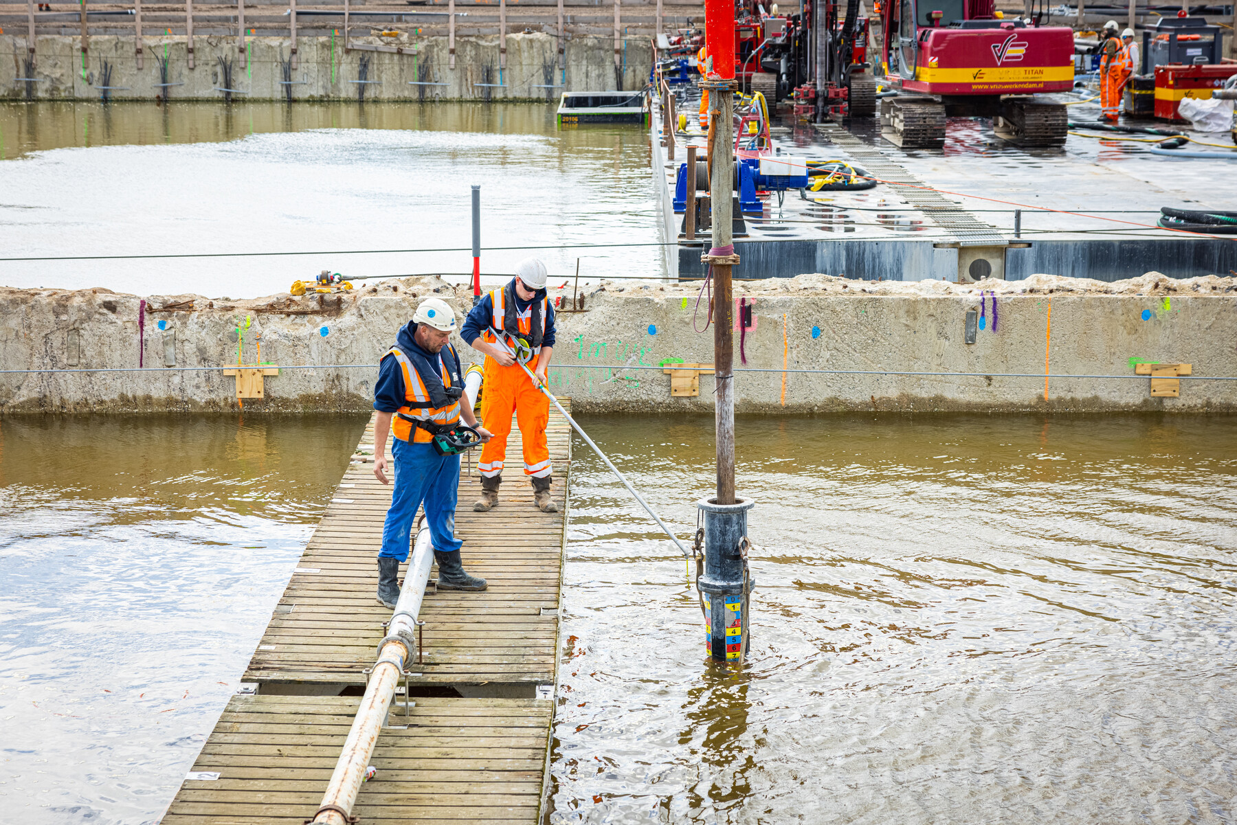 Deze medewerkers zorgden ervoor dat het beton op de juiste plek werd gestort