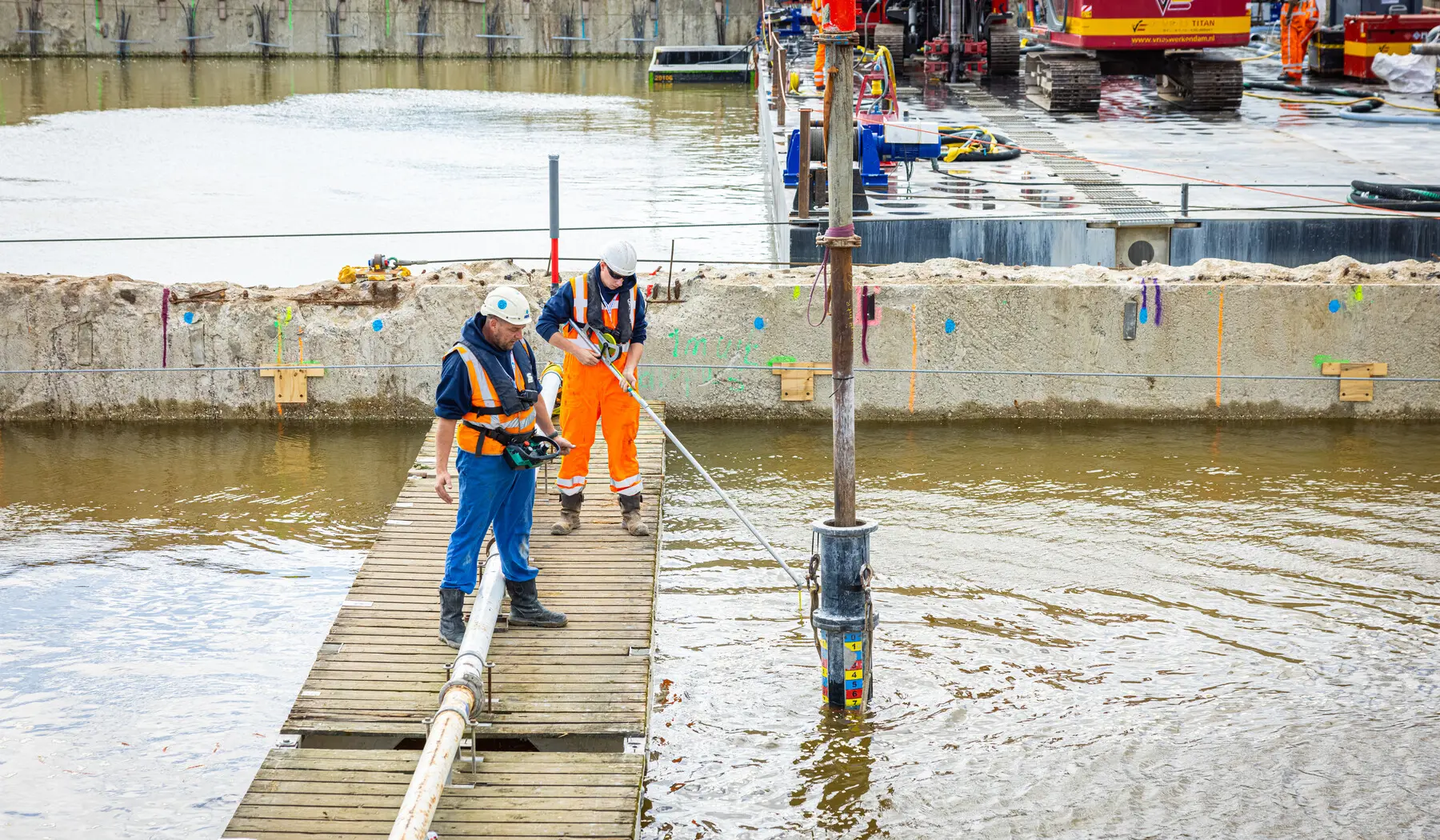 Deze medewerkers zorgden ervoor dat het beton op de juiste plek werd gestort