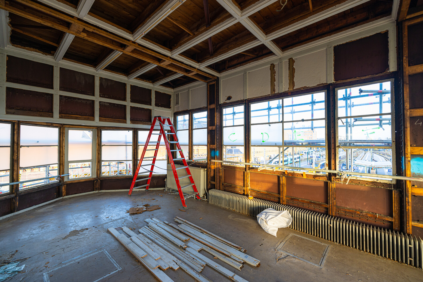 De binnenkant van het seinhuis wordt opgeknapt. 