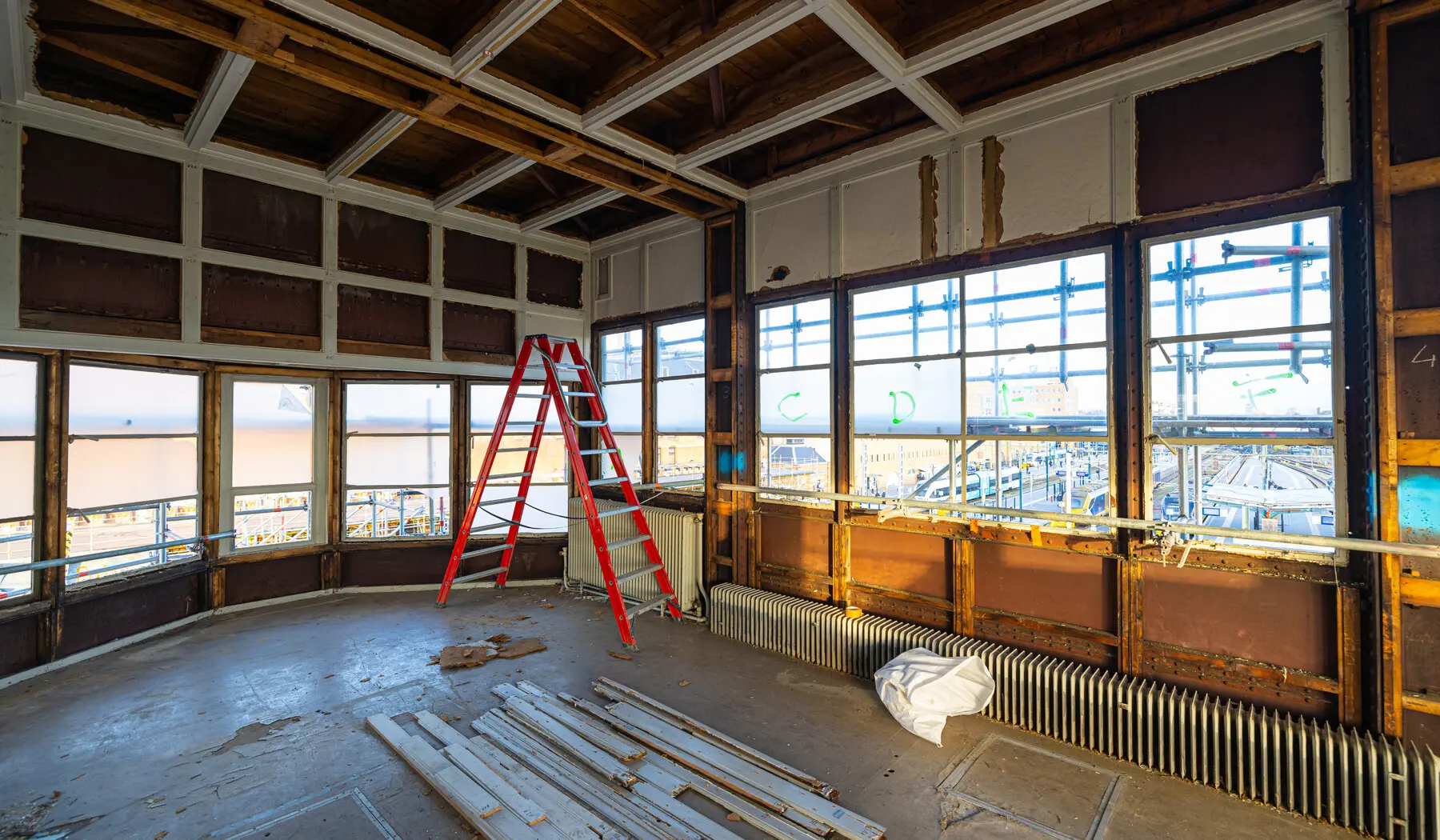 De binnenkant van het seinhuis wordt opgeknapt.