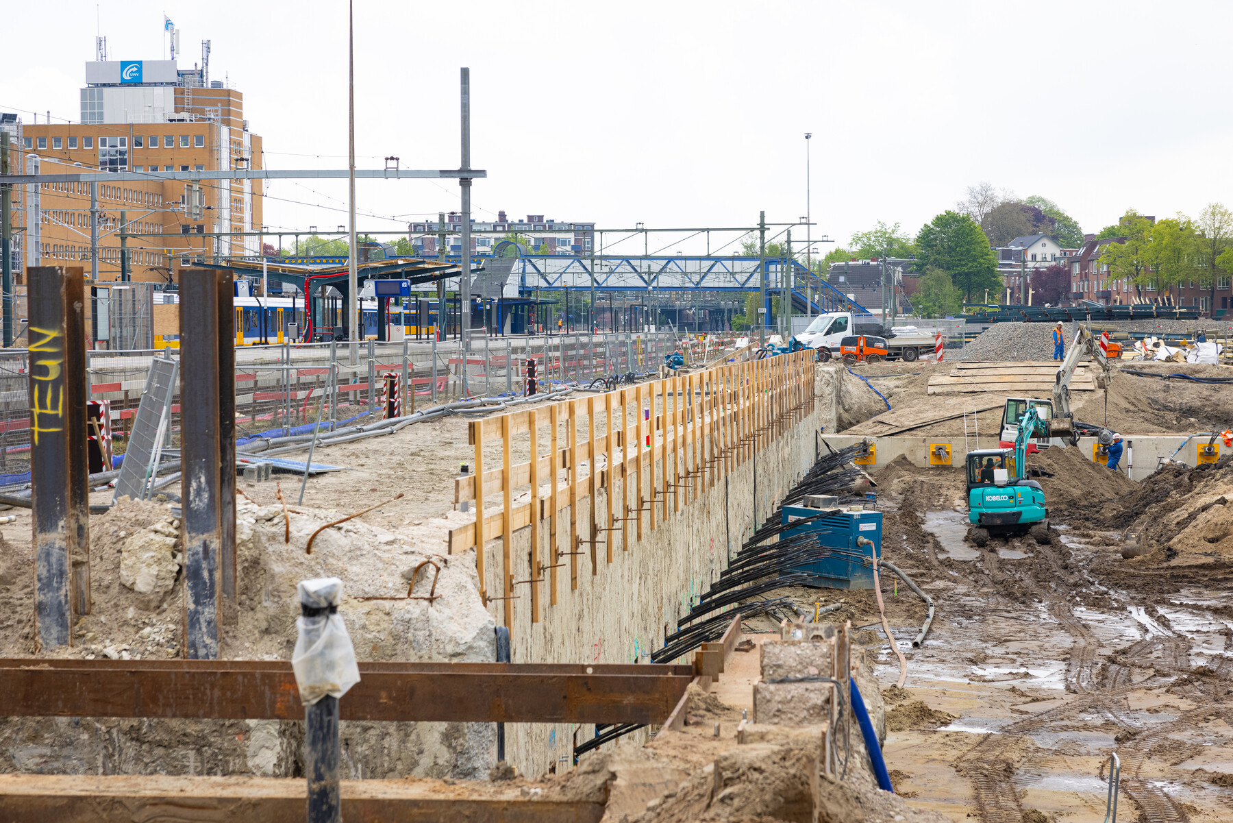 De tijdelijk diepwand met verankering langs spoor 7 en 8; wanneer in toekomst bouwkuip ter plaatse van huidige sporen klaar is, gaat deze weg
