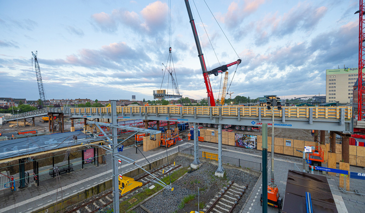 De hulpbrug over het spoor 