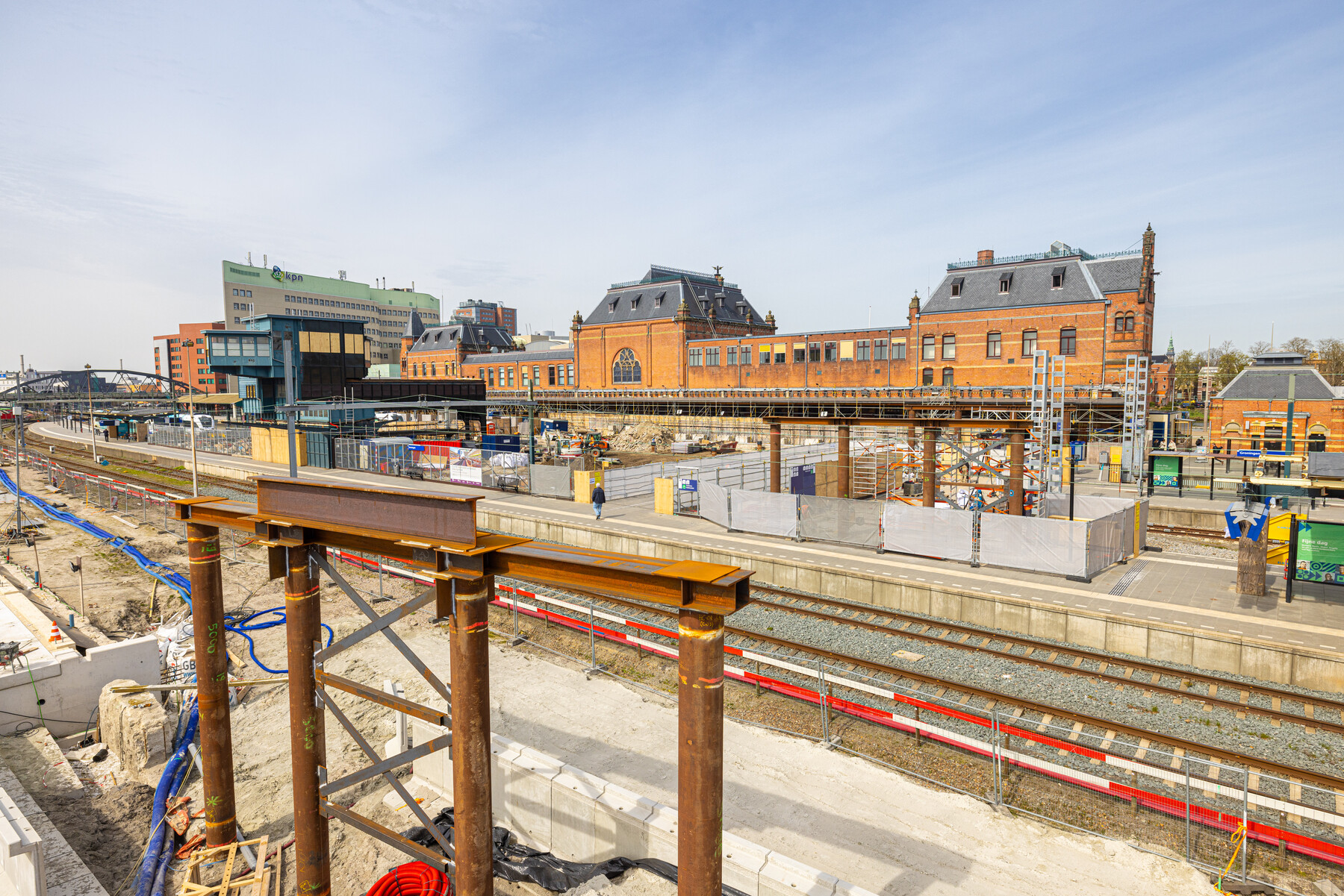 De palen en liggers voor de hulpbrug aan de zuidzijde en op het station. Hier komen de brugdelen op te liggen 