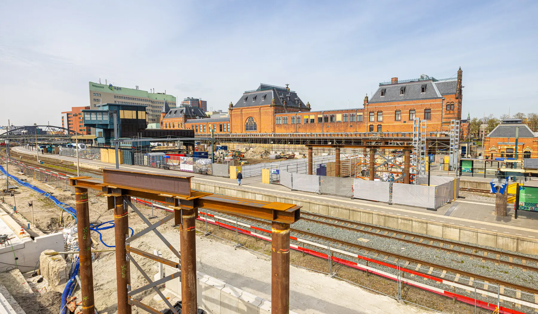 De palen en liggers voor de hulpbrug aan de zuidzijde en op het station. Hier komen de brugdelen op te liggen