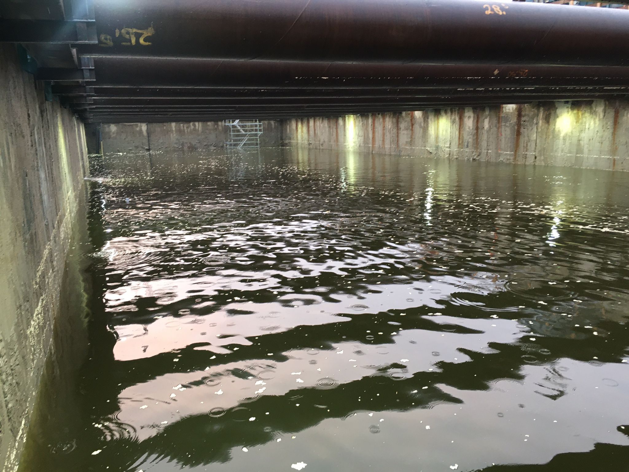 De bouwkuip wordt leeggepompt. 