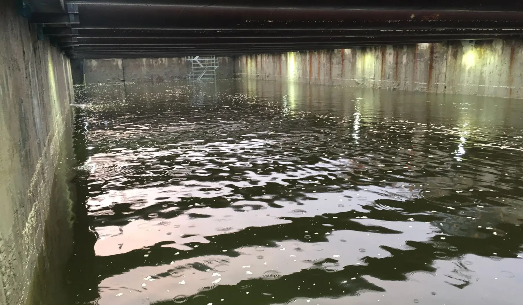 De bouwkuip wordt leeggepompt.