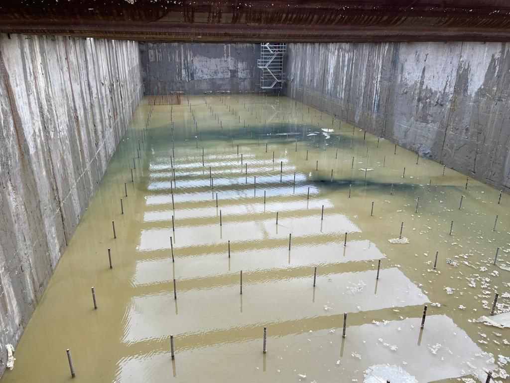 Het water daalt steeds verder, de ankers (fundering) zijn zichtbaar. 