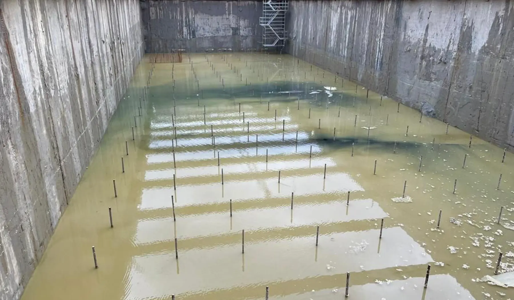 Het water daalt steeds verder, de ankers (fundering) zijn zichtbaar.