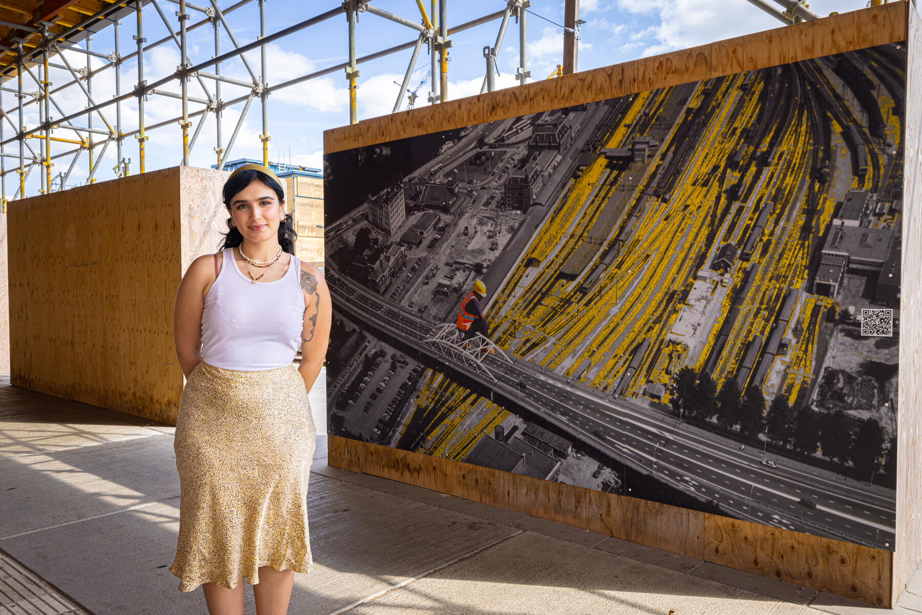 Denise Bozcuk bij haar kunstwerk