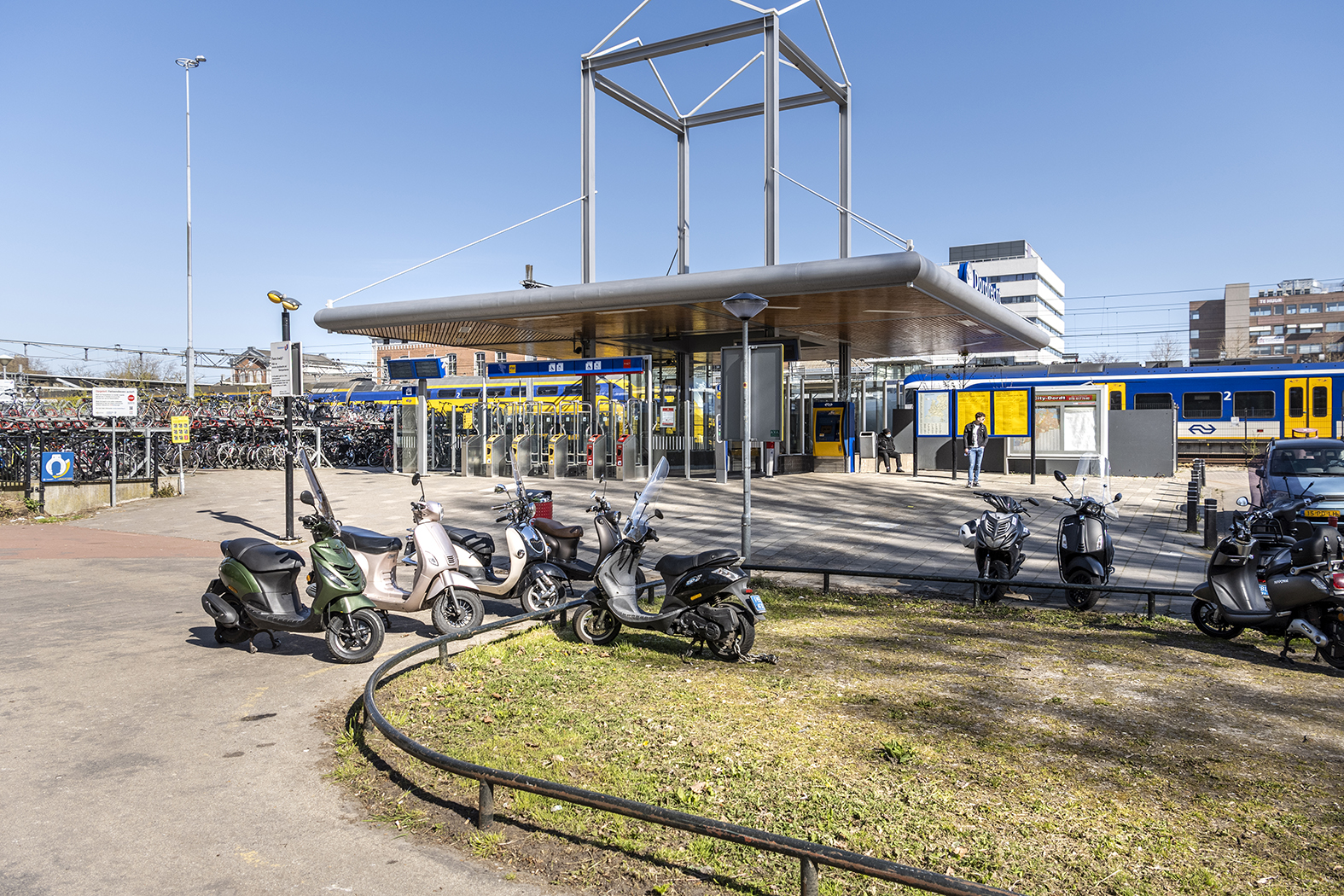 Zo ziet het station er nu uit aan de parkzijde