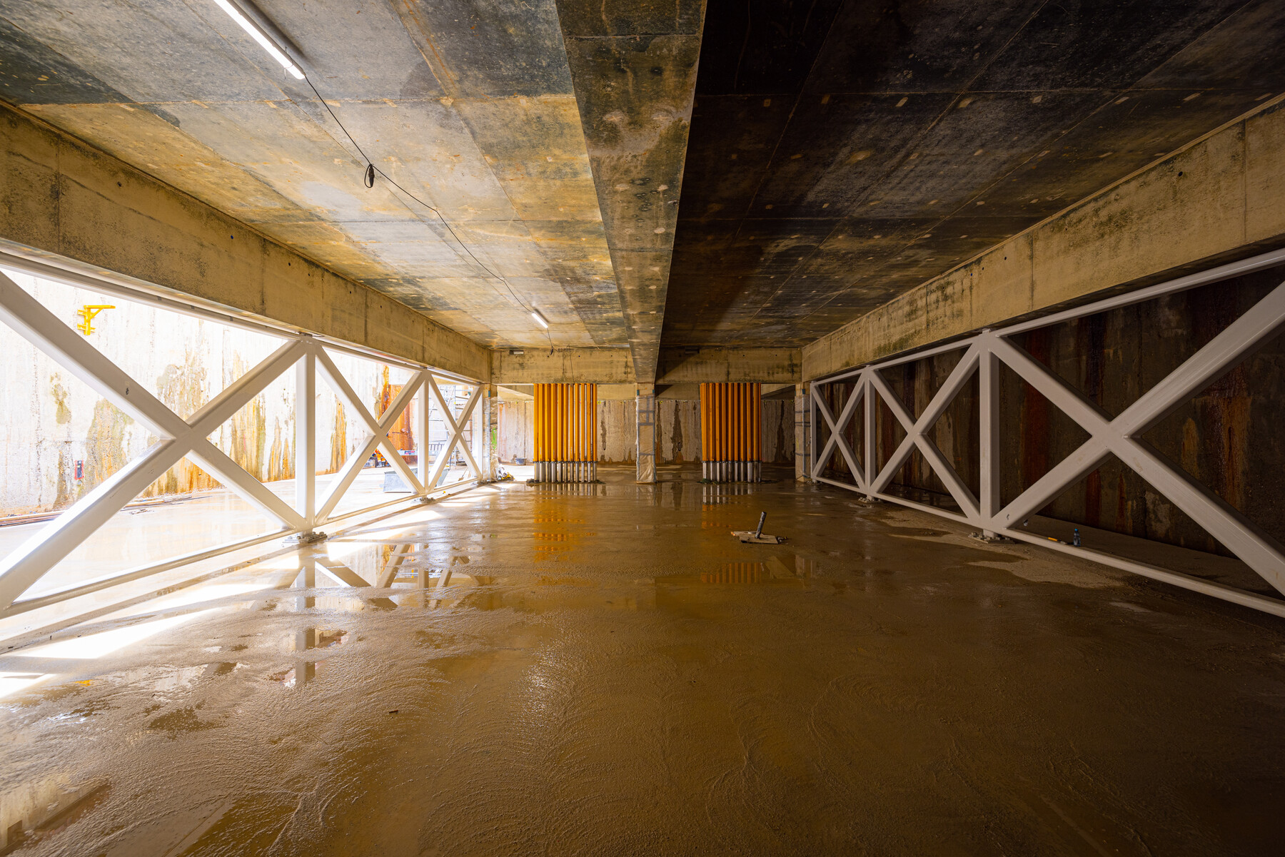 De onderste verdieping wordt de fietsenstalling. De witte kruizen zijn stabiliteitsframes en blijven staan 