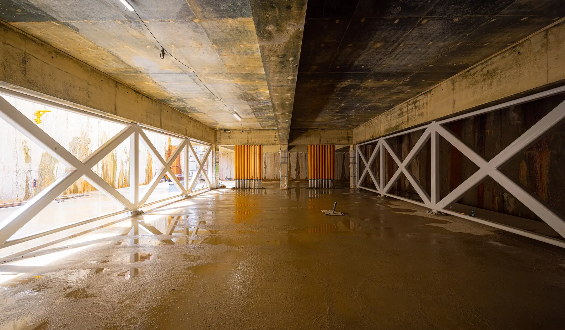 De onderste verdieping wordt de fietsenstalling. De witte kruizen zijn stabiliteitsframes en blijven staan