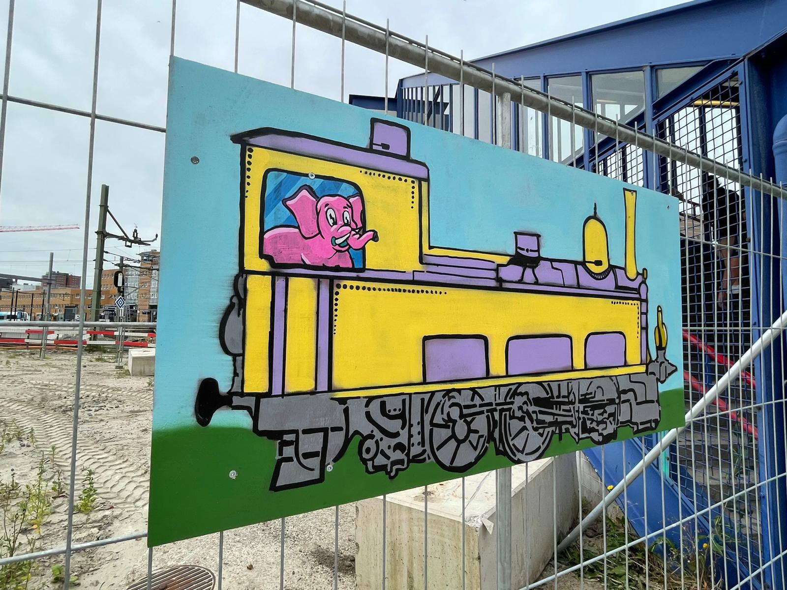 Een locomotief aan begin en eind van het kunstwerk