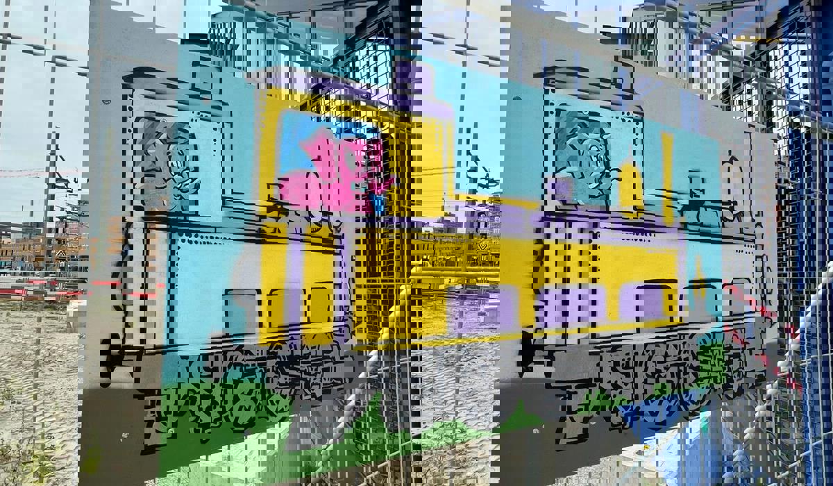 Een locomotief aan begin en eind van het kunstwerk