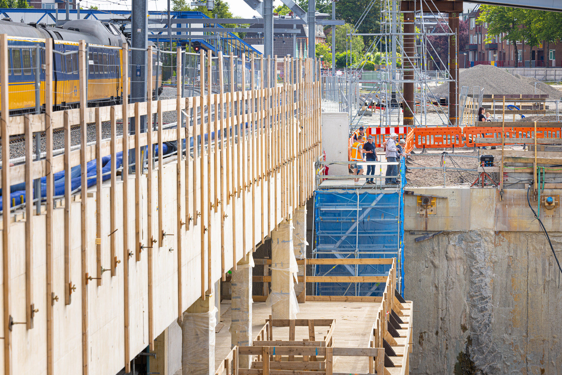 Via de trappentoren afdalen naar de ondergrondse voetgangerspassage en fietsenstalling 
