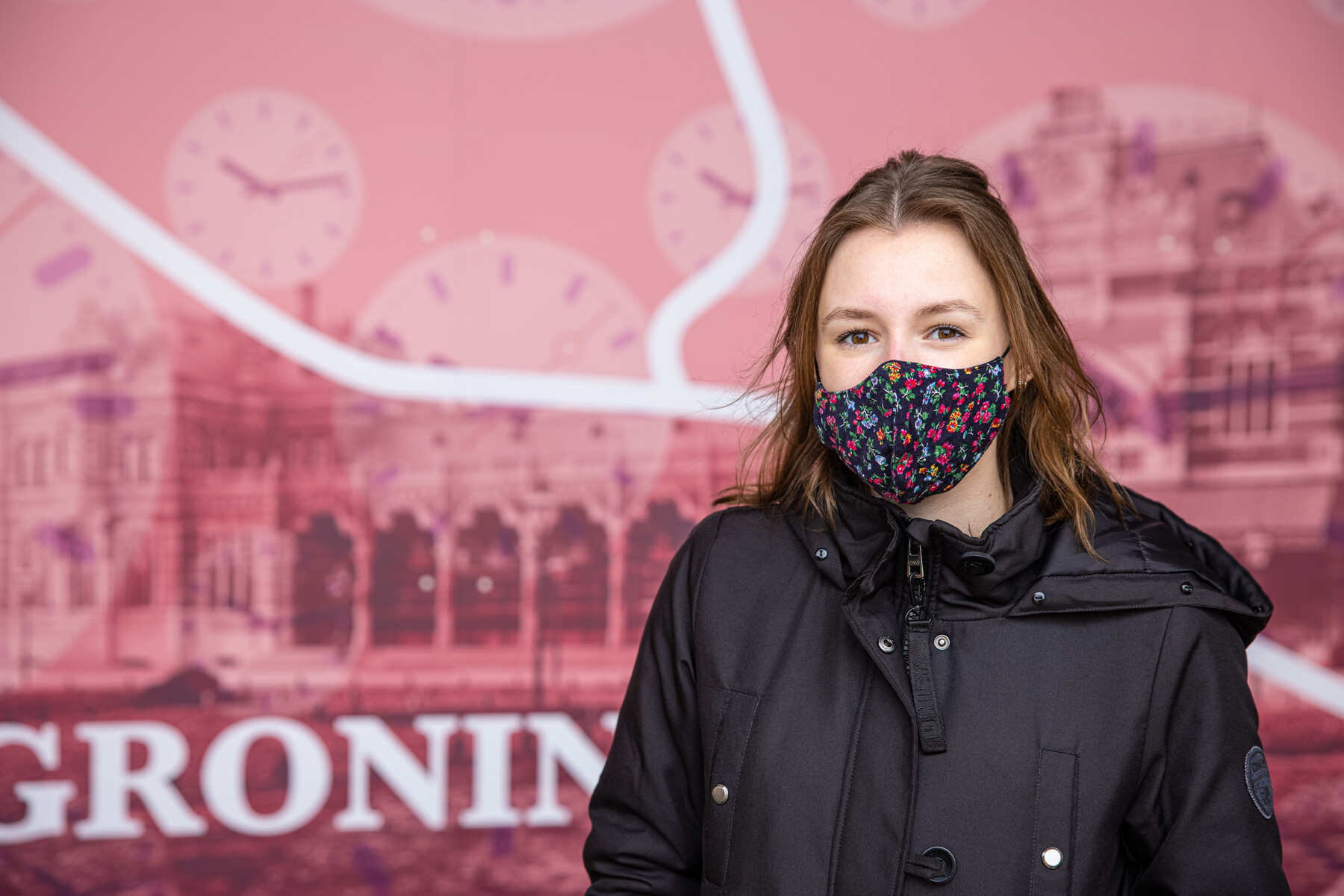 Op de schotten prijken drie kleurige ontwerpen van 20-jarige student Erja Veldhuis