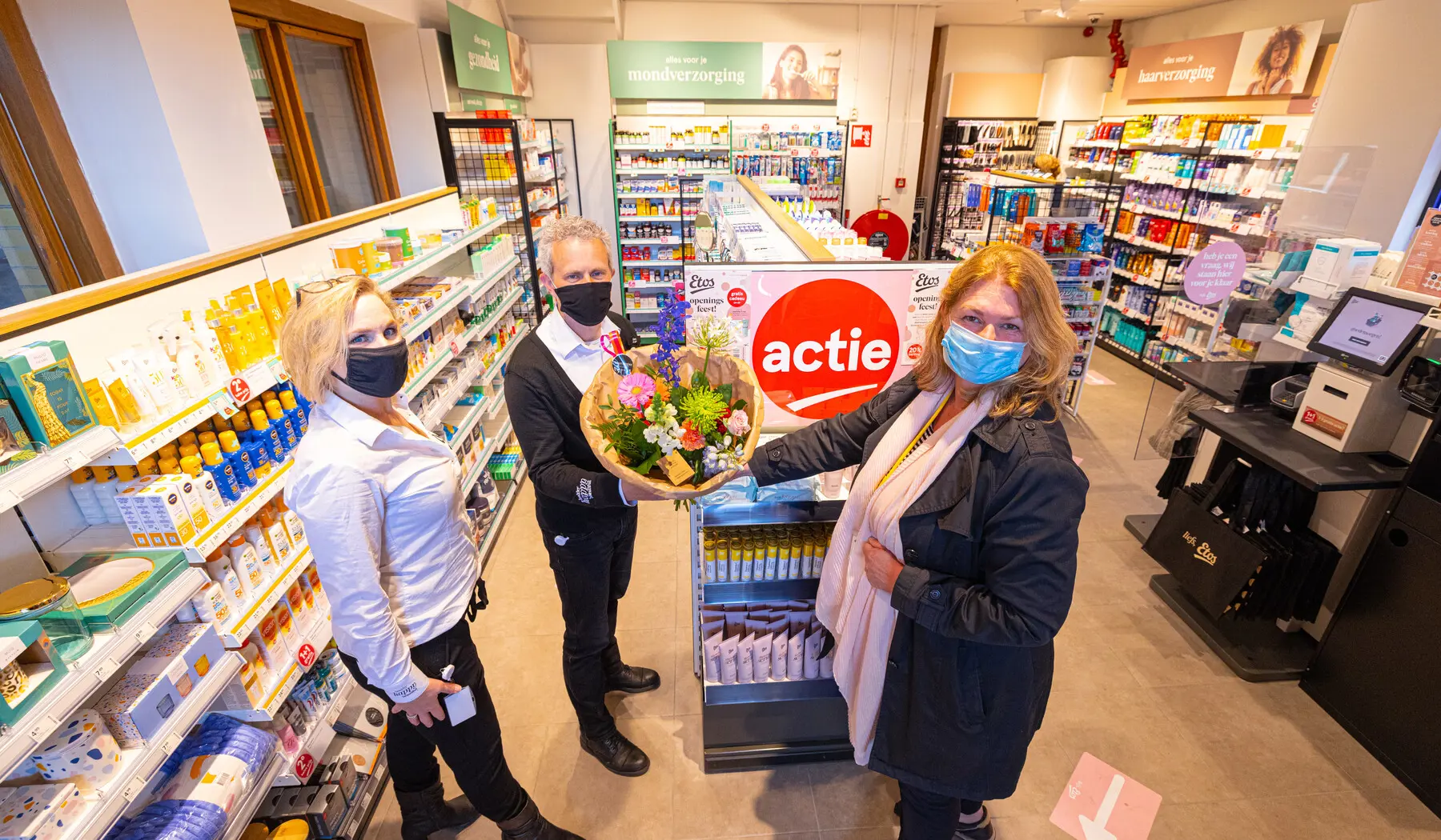 Stationsmanager Gertrud Kuis geeft bloemen