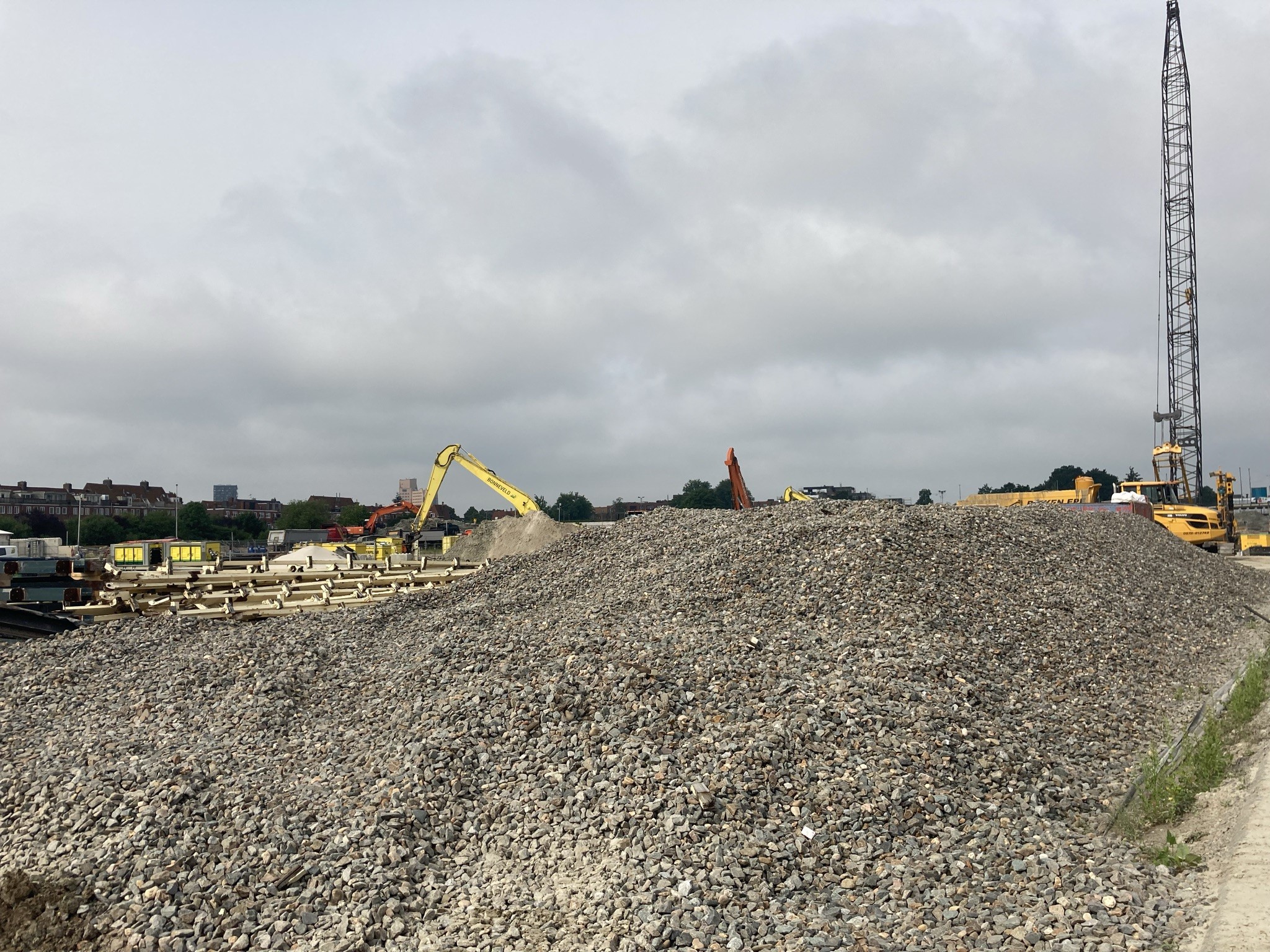 Grind van het oude opstelterrein ligt in opslag voor hergebruik