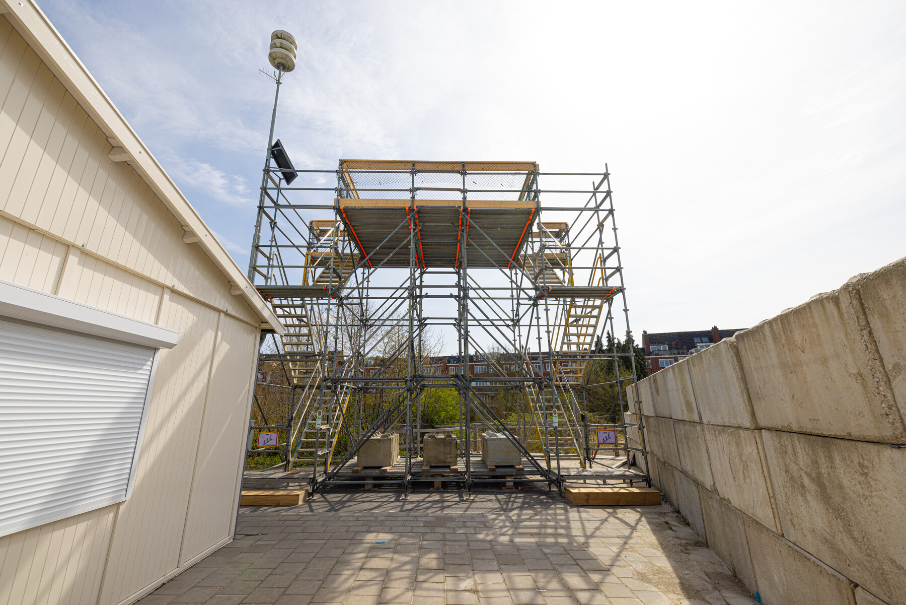 De uitkijktoren bij de keet van Strukton